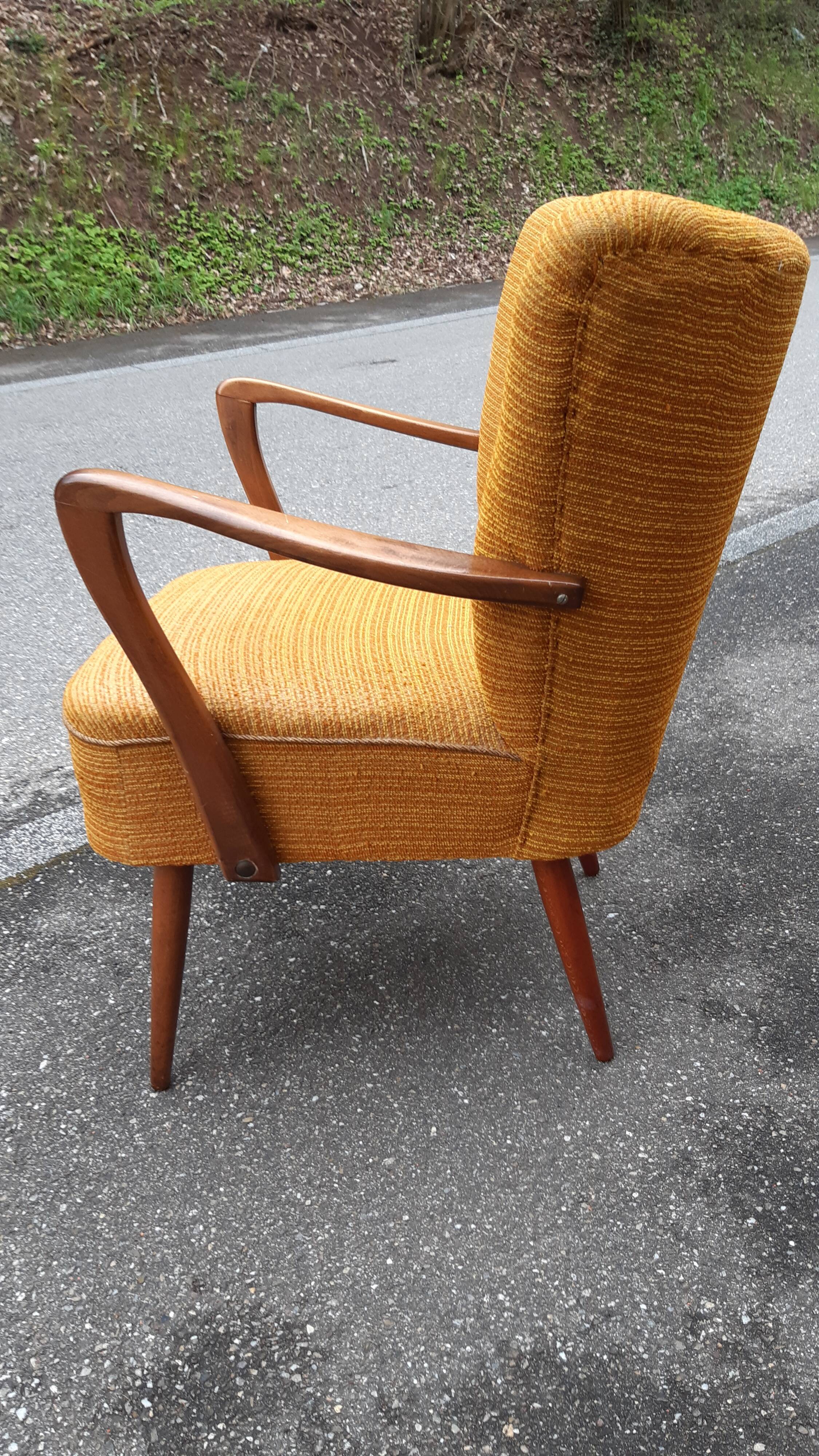 Cocktail chair armrests