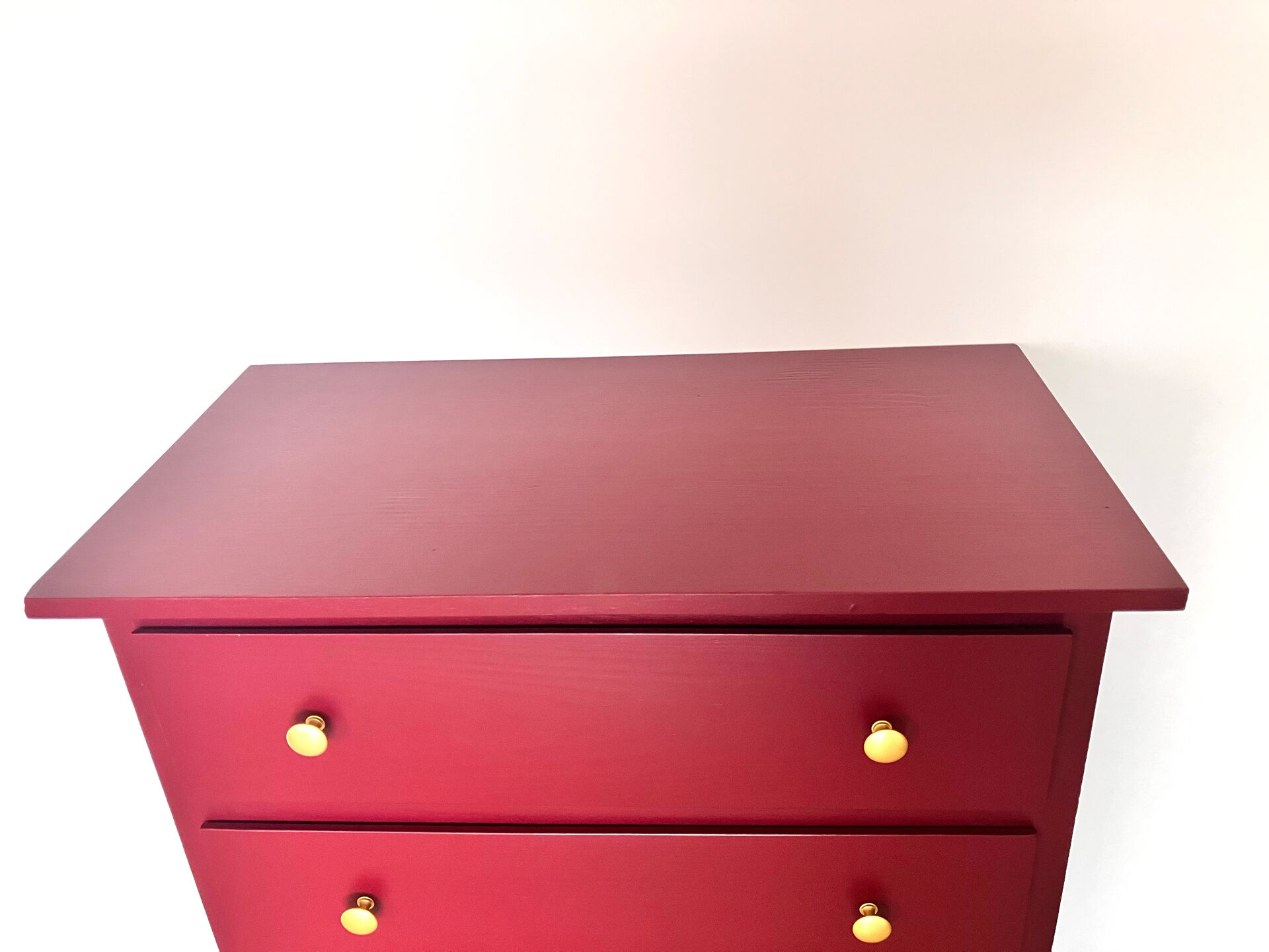 Chest of drawers with 5 drawers in black cherry.