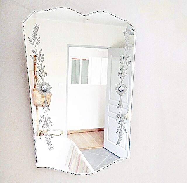 Bevelled mirror floral decoration