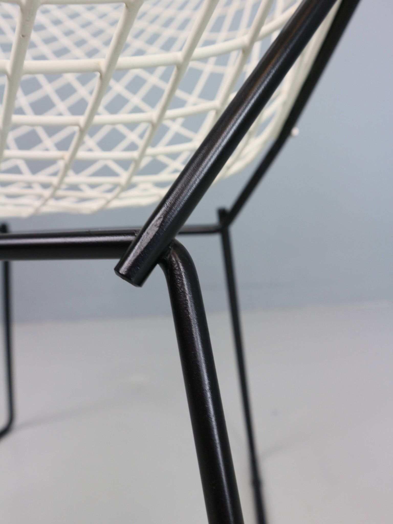 Set of two Diamond chair by Harry Bertoia in white & black metal. 1960s