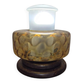 Lampe de table en verre pressé ambre et bois des années 1950, 27 × 27 × 25 cm