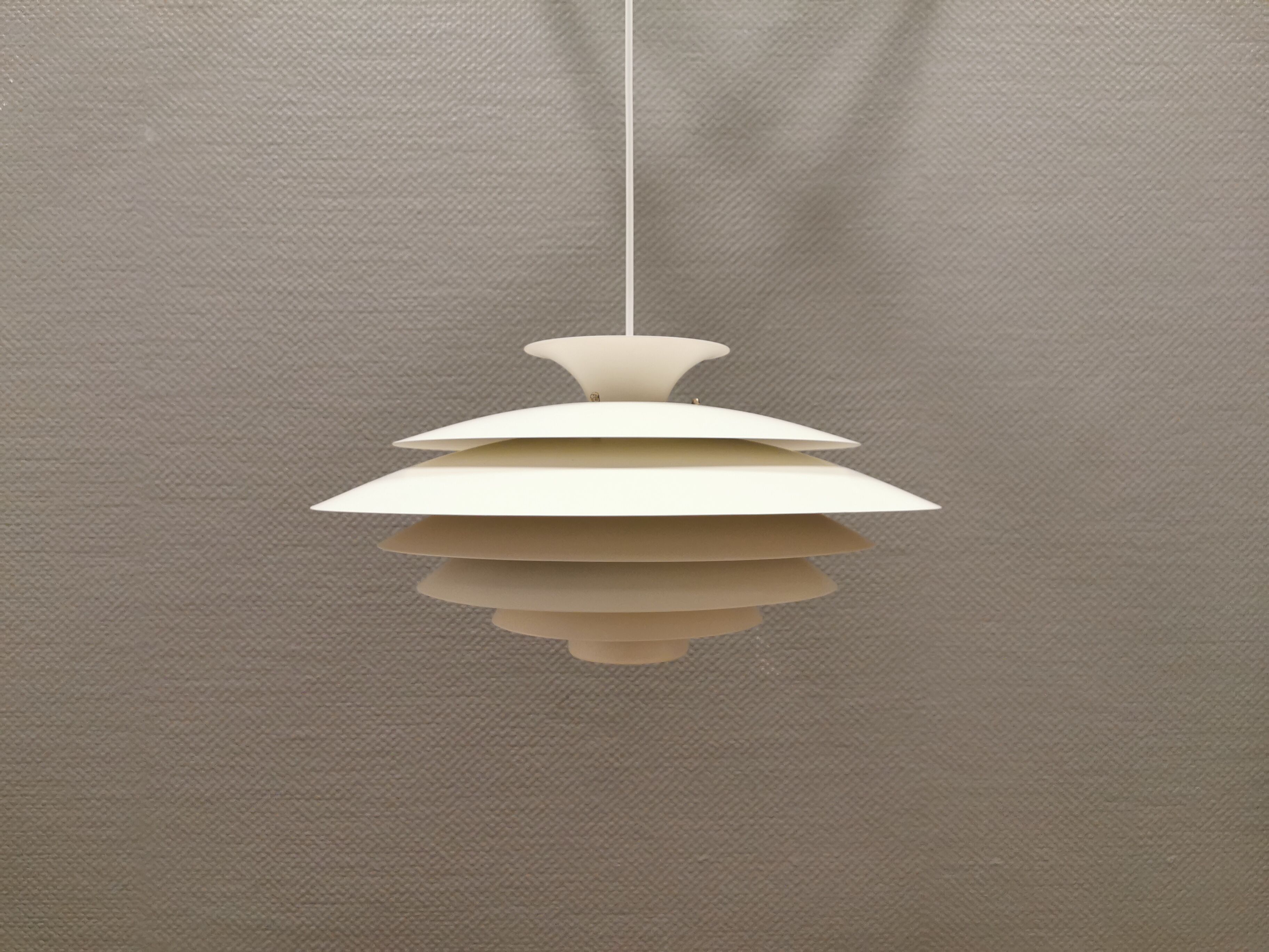Suspension danoise de Form-Light estimée à partir des années 1980, métal laqué blanc