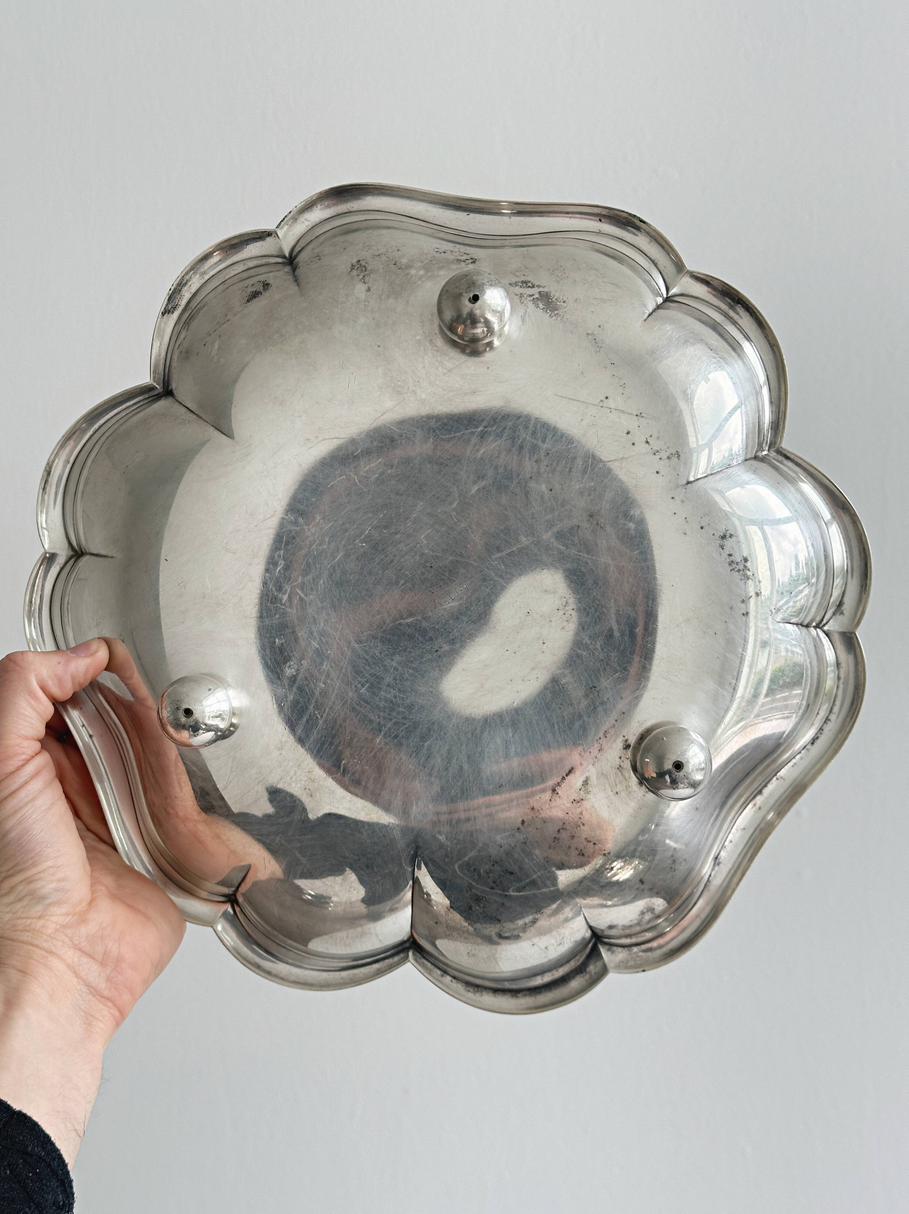 Metal presentation plate