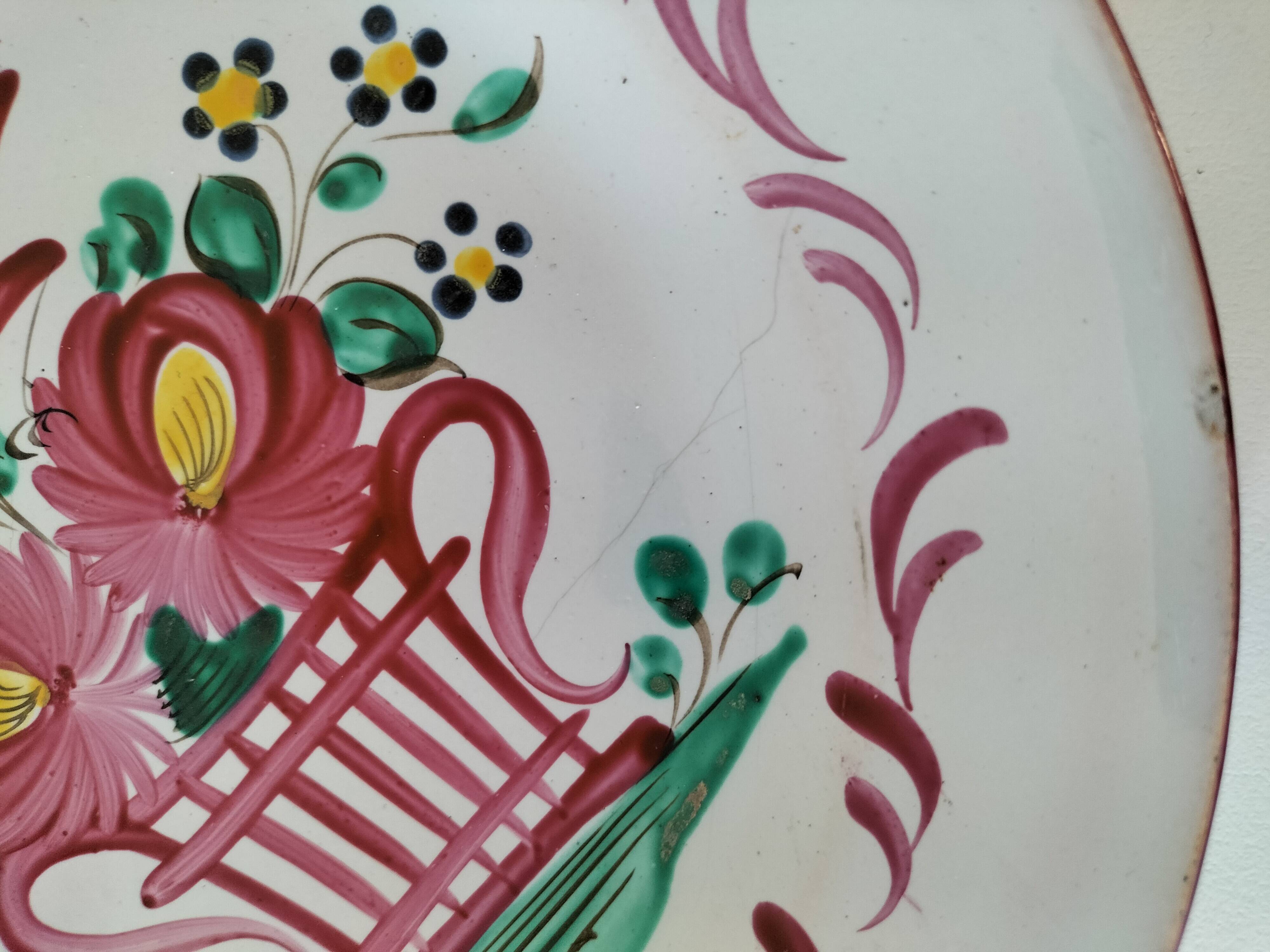 Rooster plates & baskets, earthenware in the spirit of a French bistro.