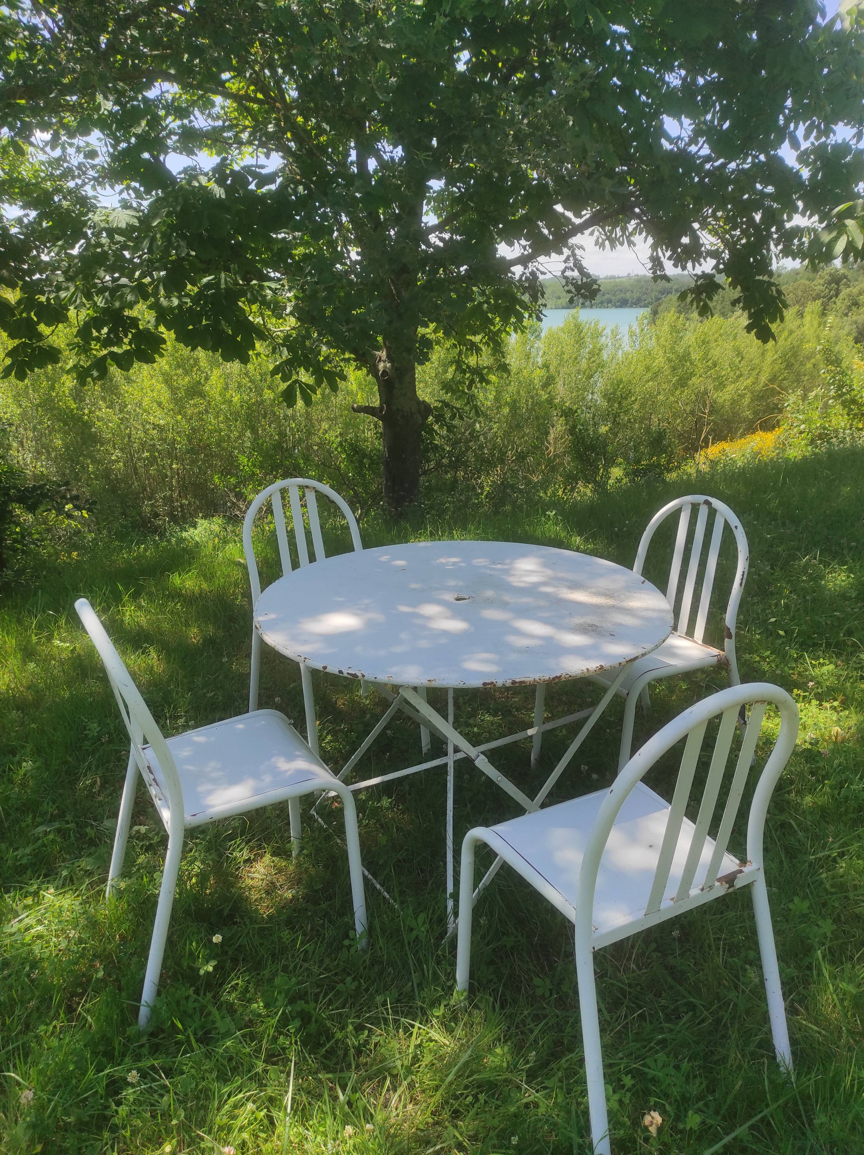 Garden furniture, folding table and 4 vintage iron chairs 50/60