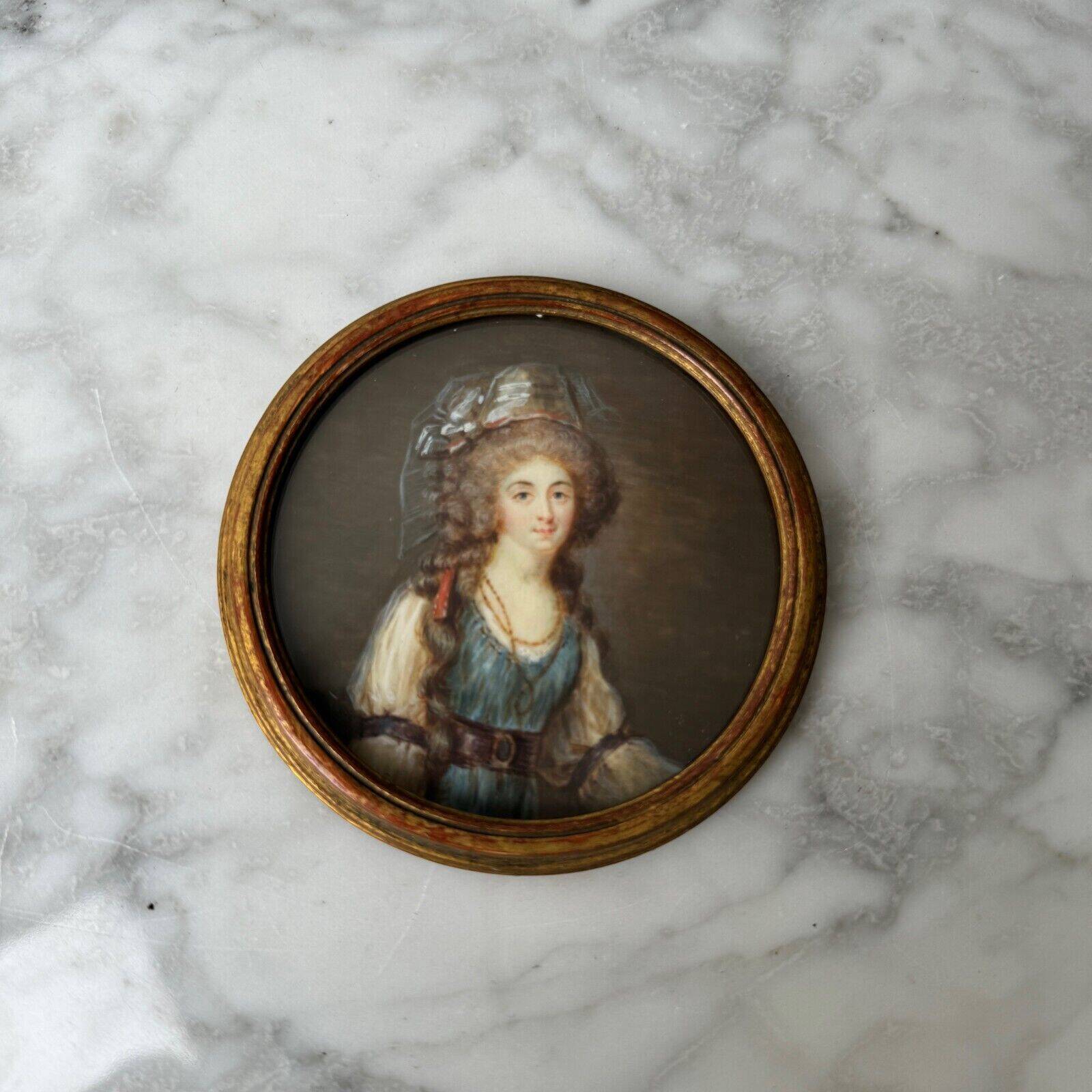Miniature XIXe représentant une élégante du XVIIIe cadre doré