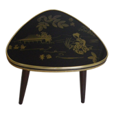 Table d'appoint tripode pied compas forme médiator, décor japonisant