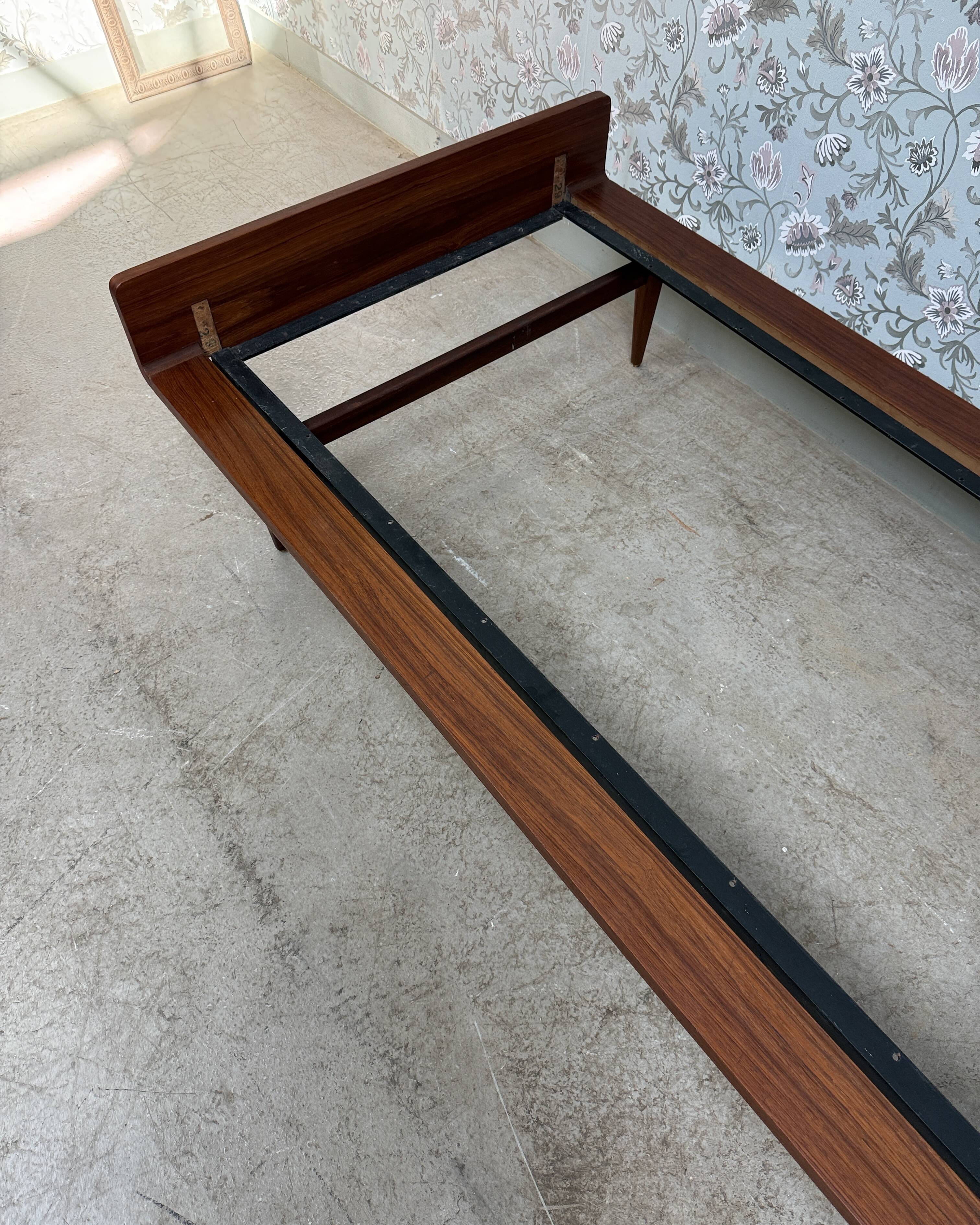 Lir Scandinavian daybed in teak