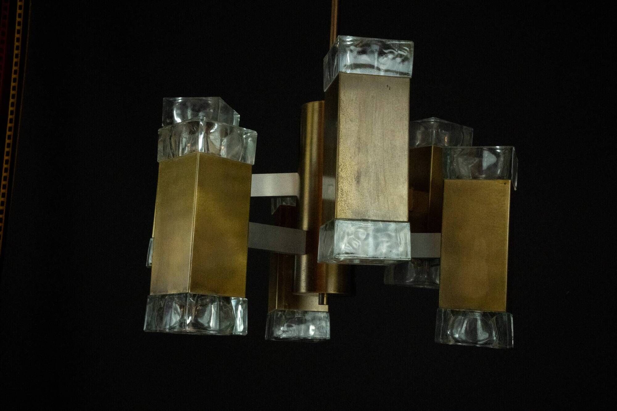 Italian glass and brass 12 lights chandelier produced by Sciolari in the 70
