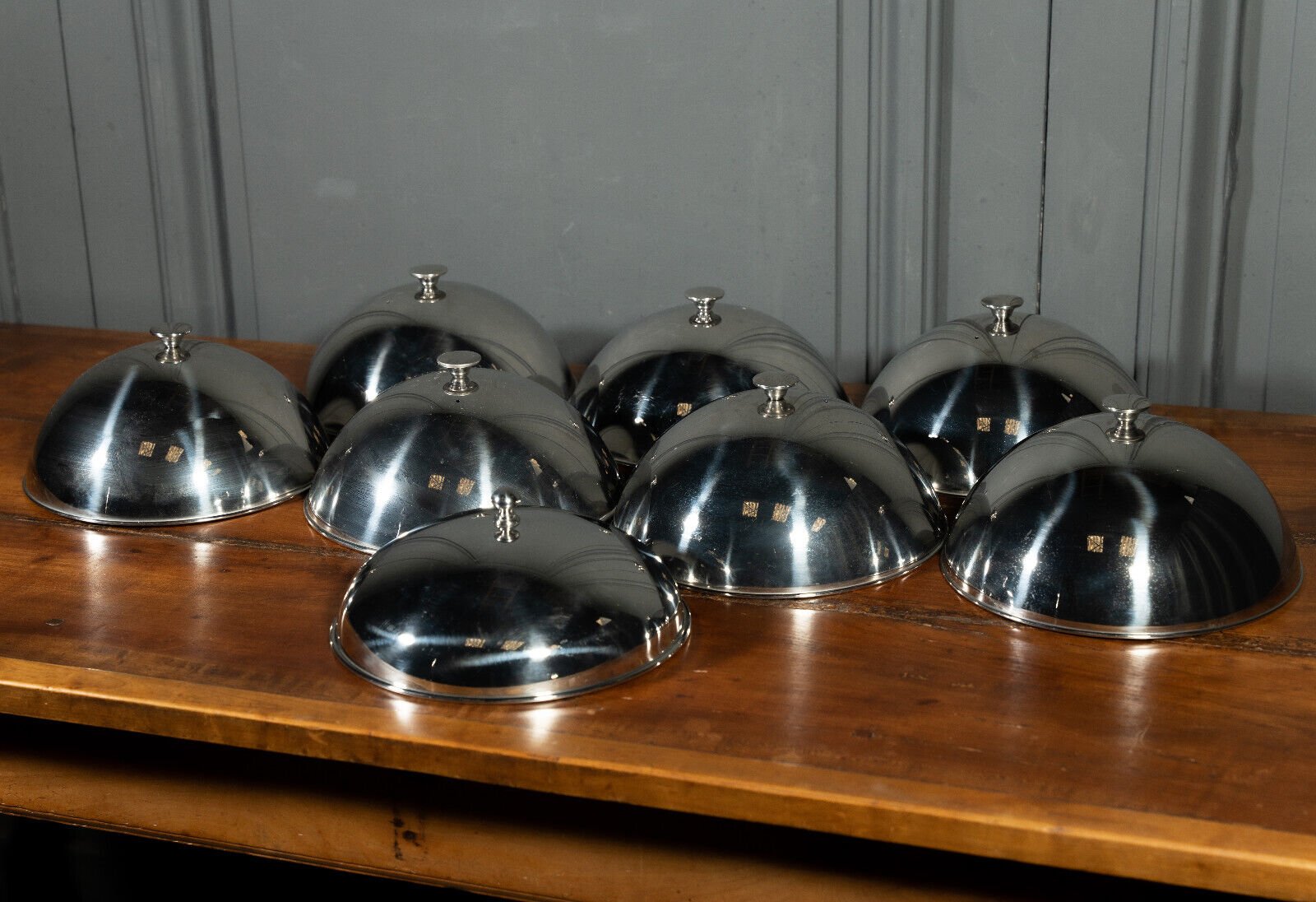 Suite de 8 cloches en inox service de table XXe