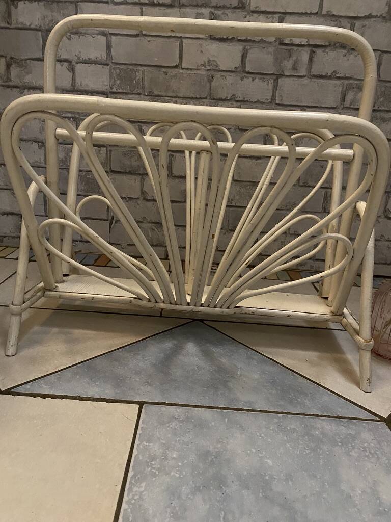 Porte-revues vintage en rotin blanc crème – Style Bohème / Éventail (Années