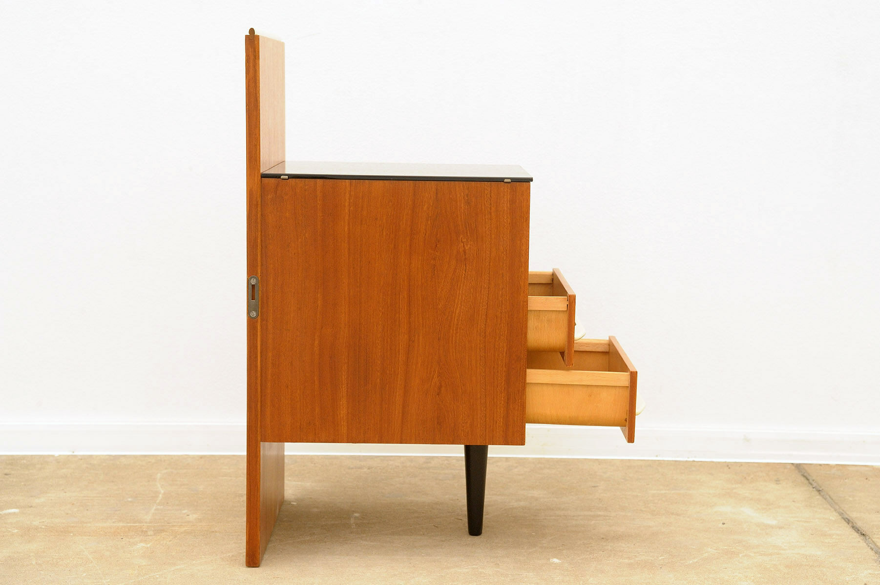 Table de chevet du milieu du siècle entièrement rénovée par Mojmír Požár, années 1960, Tchécoslovaquie