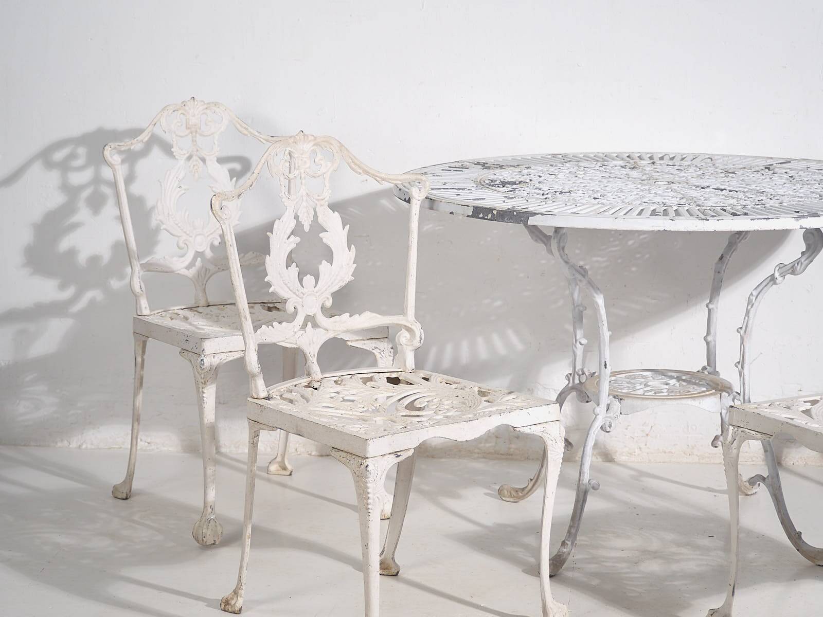 Vintage white garden table and chairs (c.1950). Set of 5 pieces.
