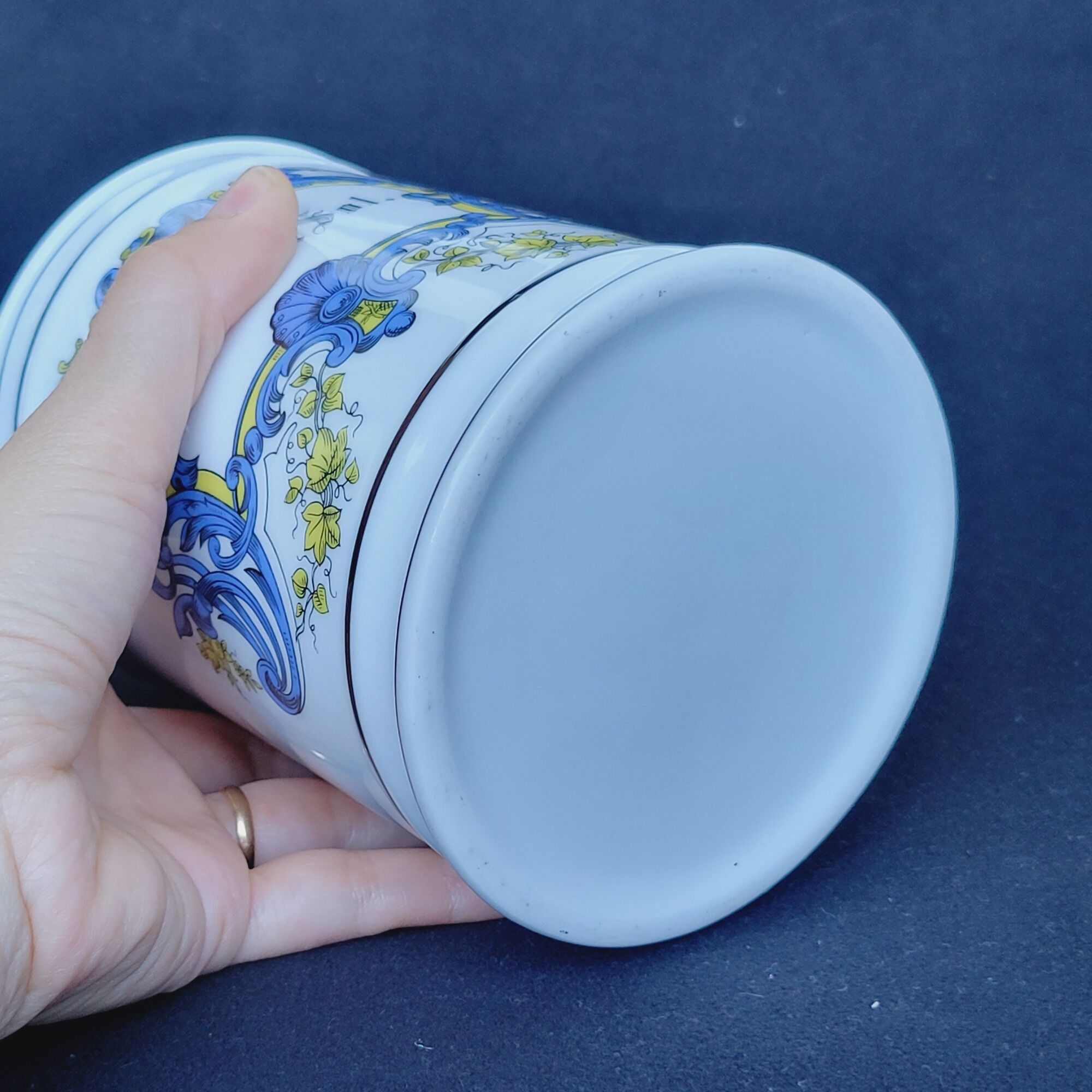 Apothecary pharmacy pot in Mel porcelain. Ros. Ground.