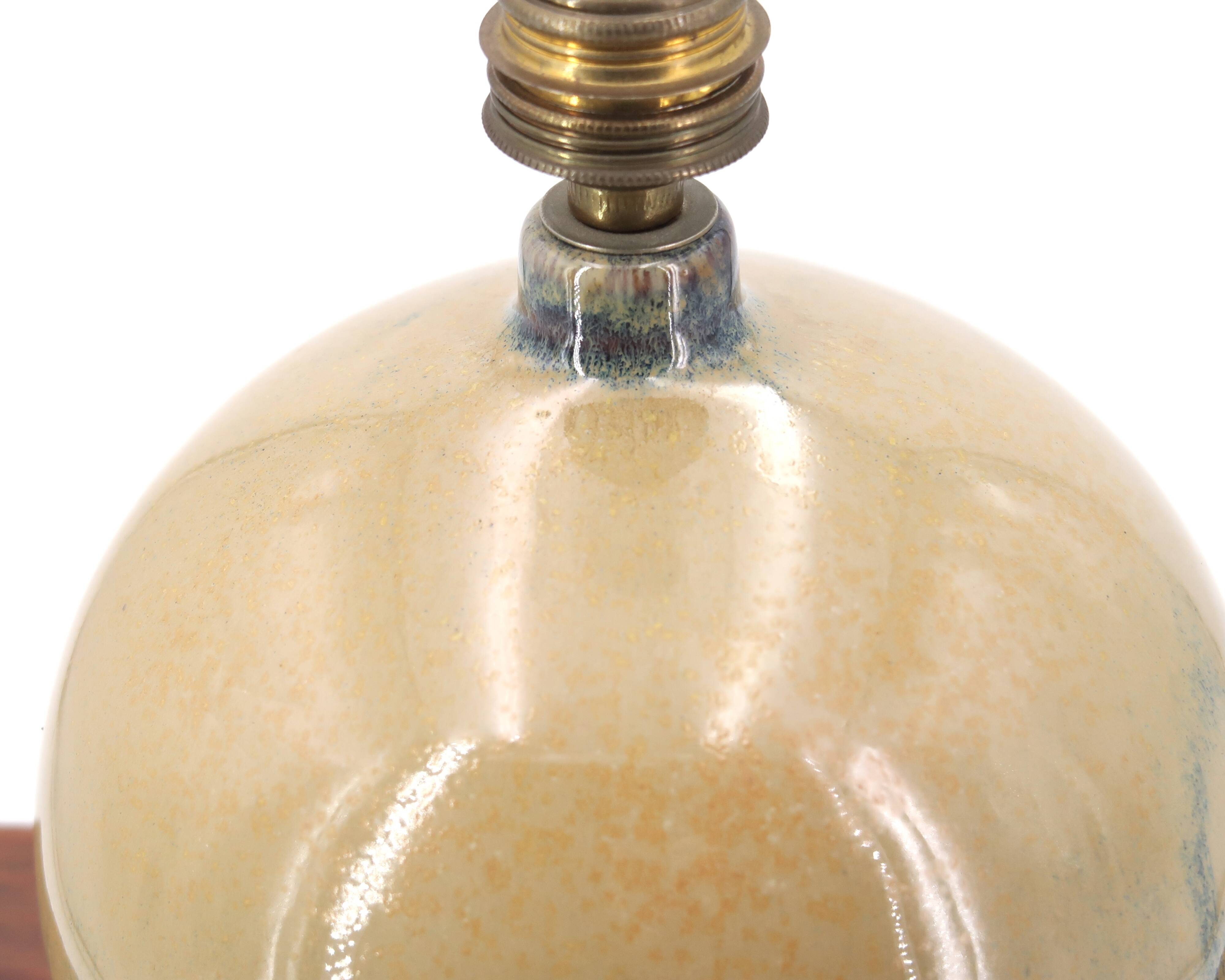 Lampe en céramique beige, abat jour en raphia, années 70
