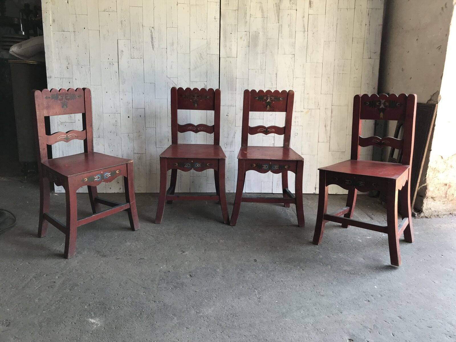 Lot de 4 chaises anciennes en bois peint marron pour salle à manger, décor floral peint main