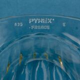 Lot of 12 vintage scallop shell cups in PYREX 435 glass, new in their display