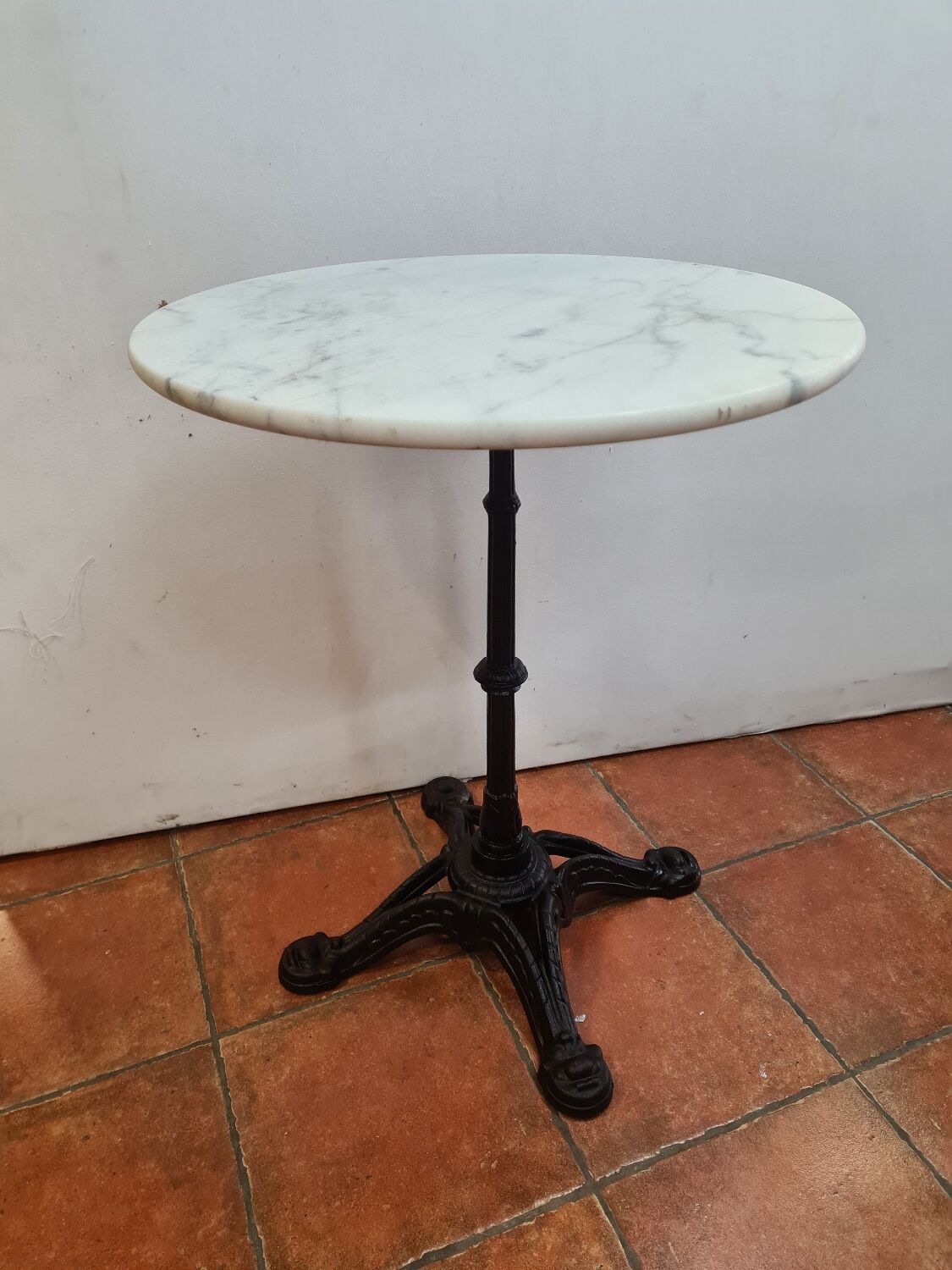 Bistro pedestal table in cast iron and marble