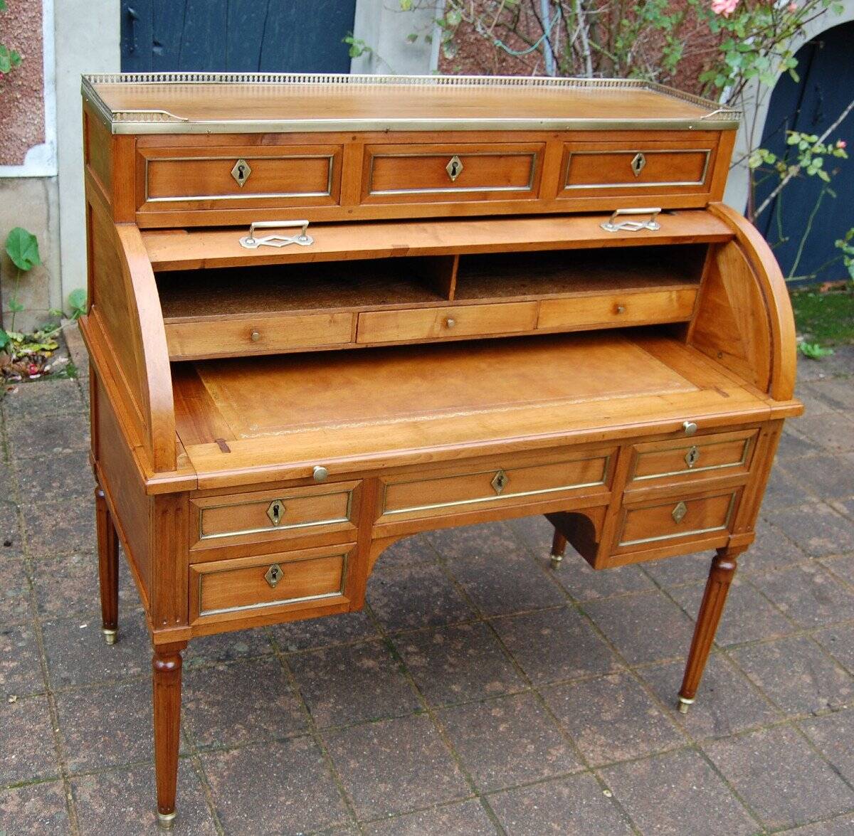 18th century Louis XVI period cylinder desk
