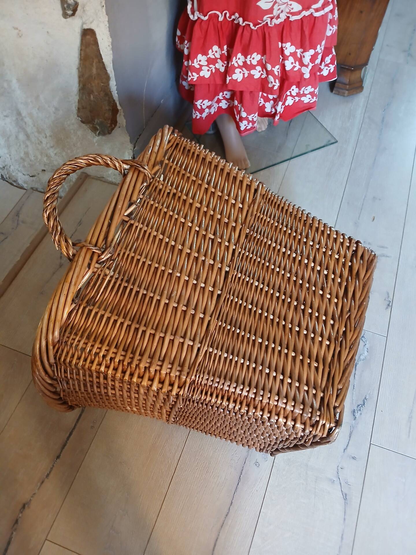 Wicker/rattan storage basket