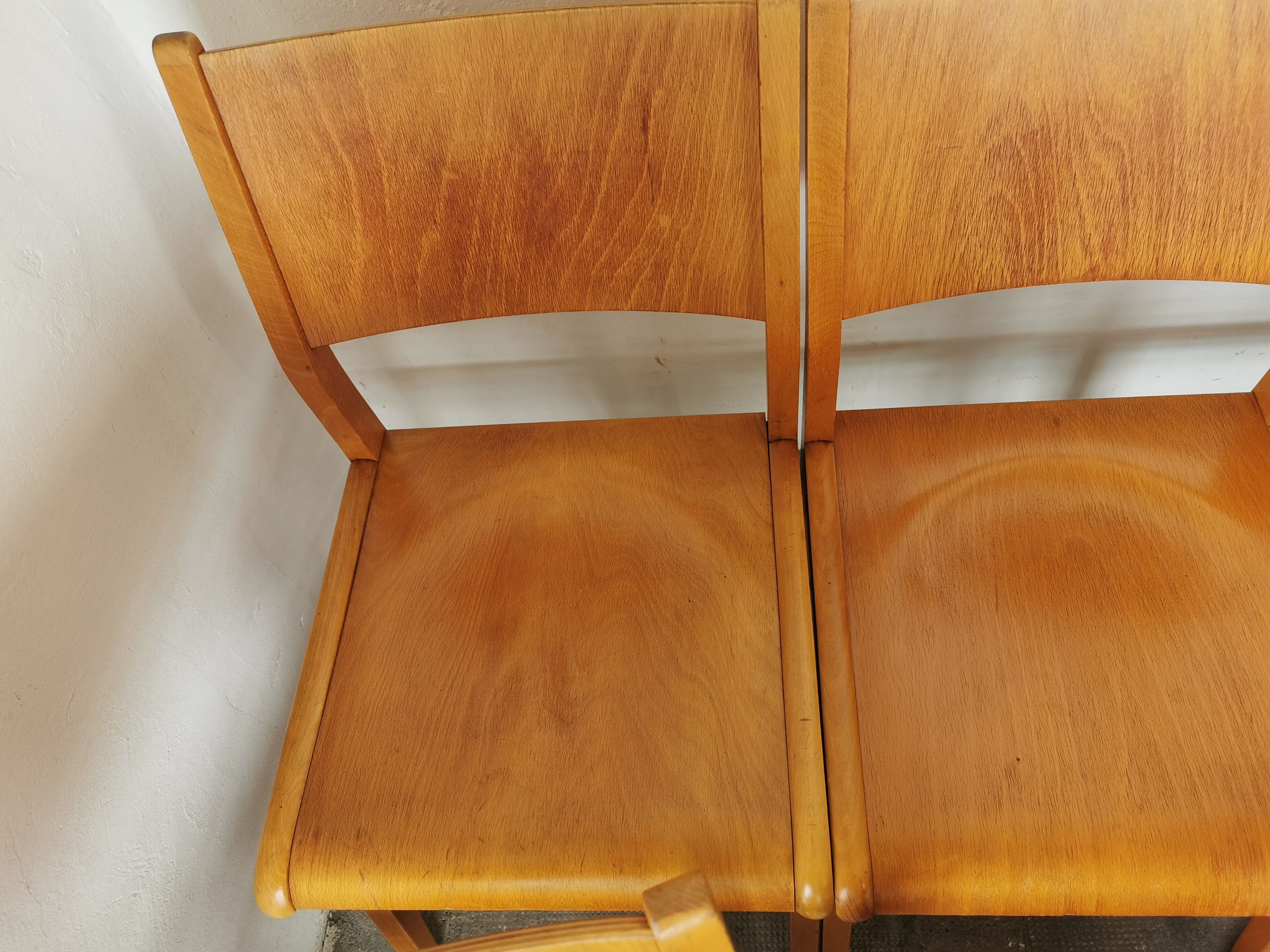 Lot de 6 chaises de théâtre en bois blond