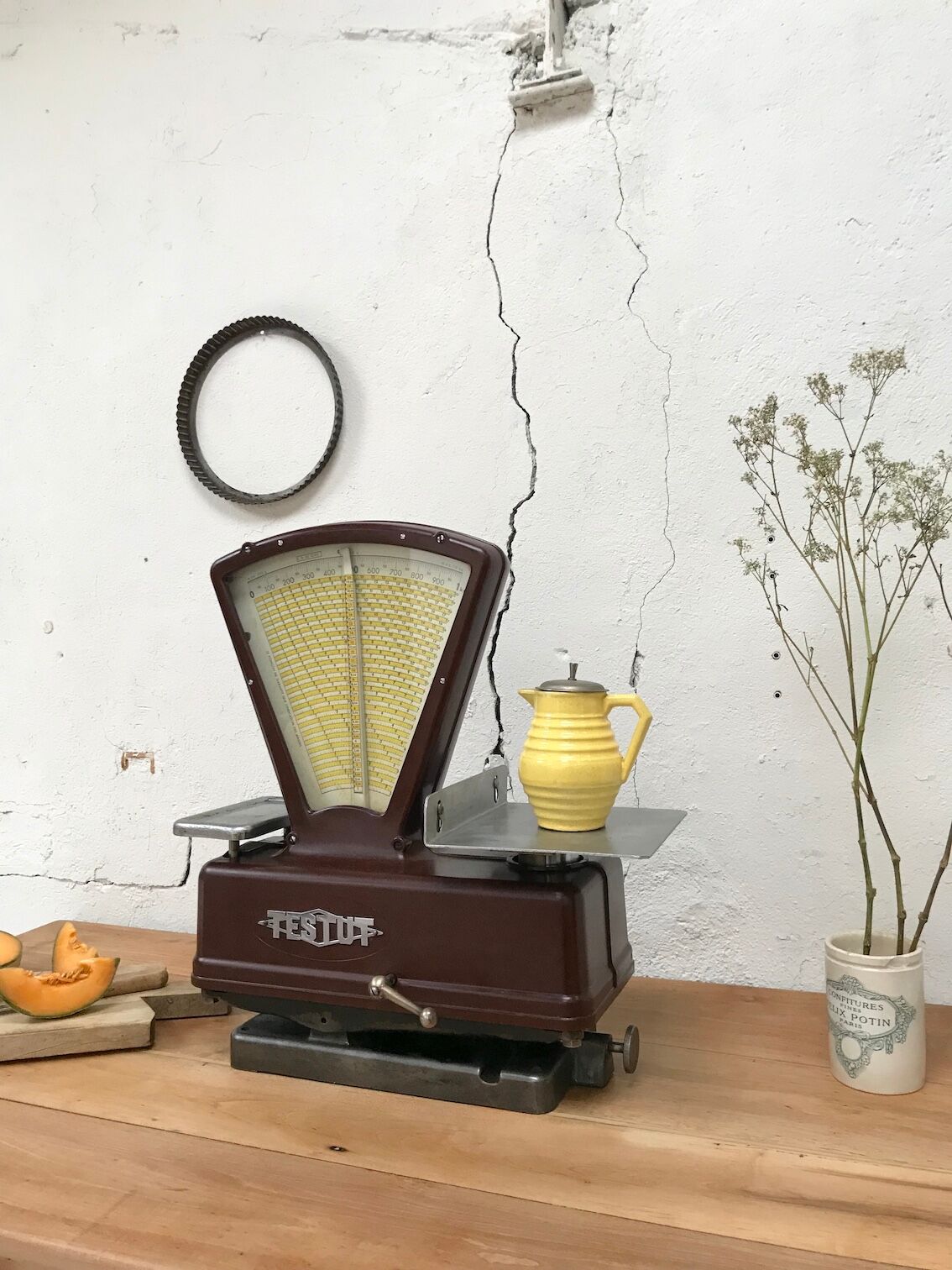 Testut kitchen scale in bakelite