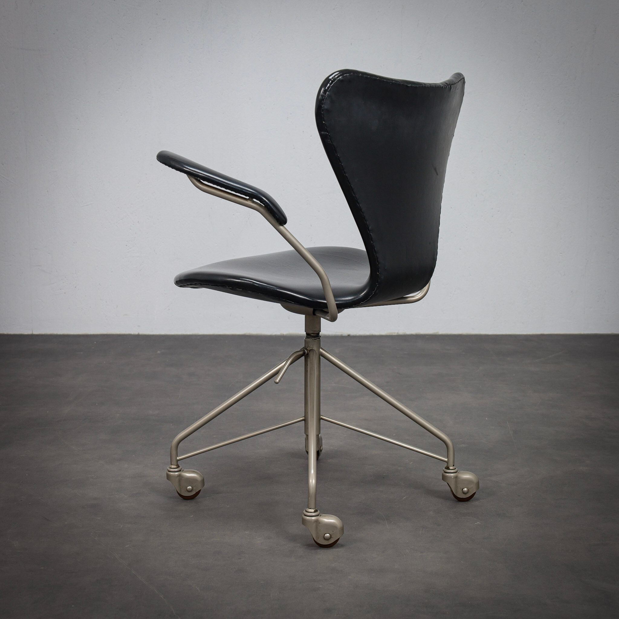 Arne Jacobsen Model 3217 office chair for Fritz Hansen, first edition, 1950s