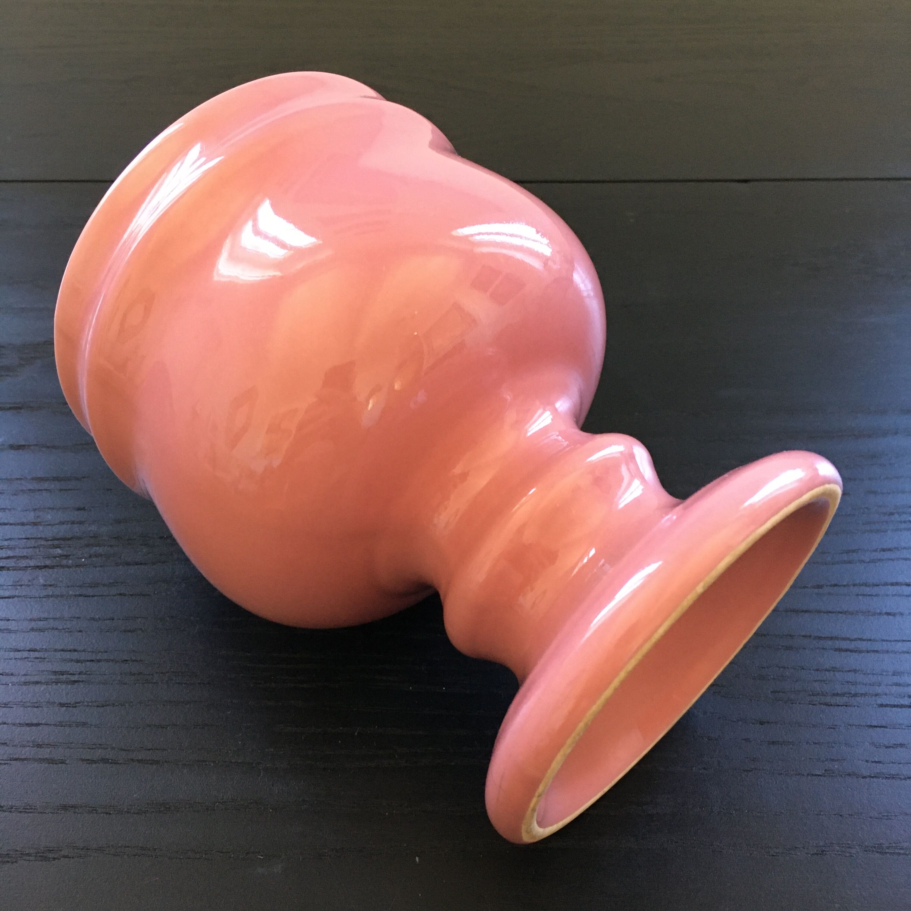 Cache pot sur pied rose