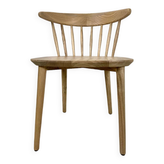 Natural wood chair with short bars