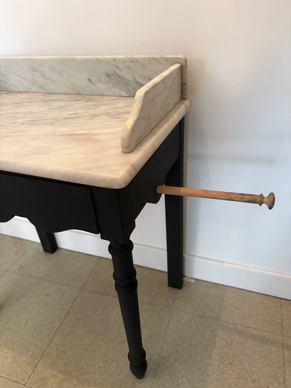 Black dressing table, white marble