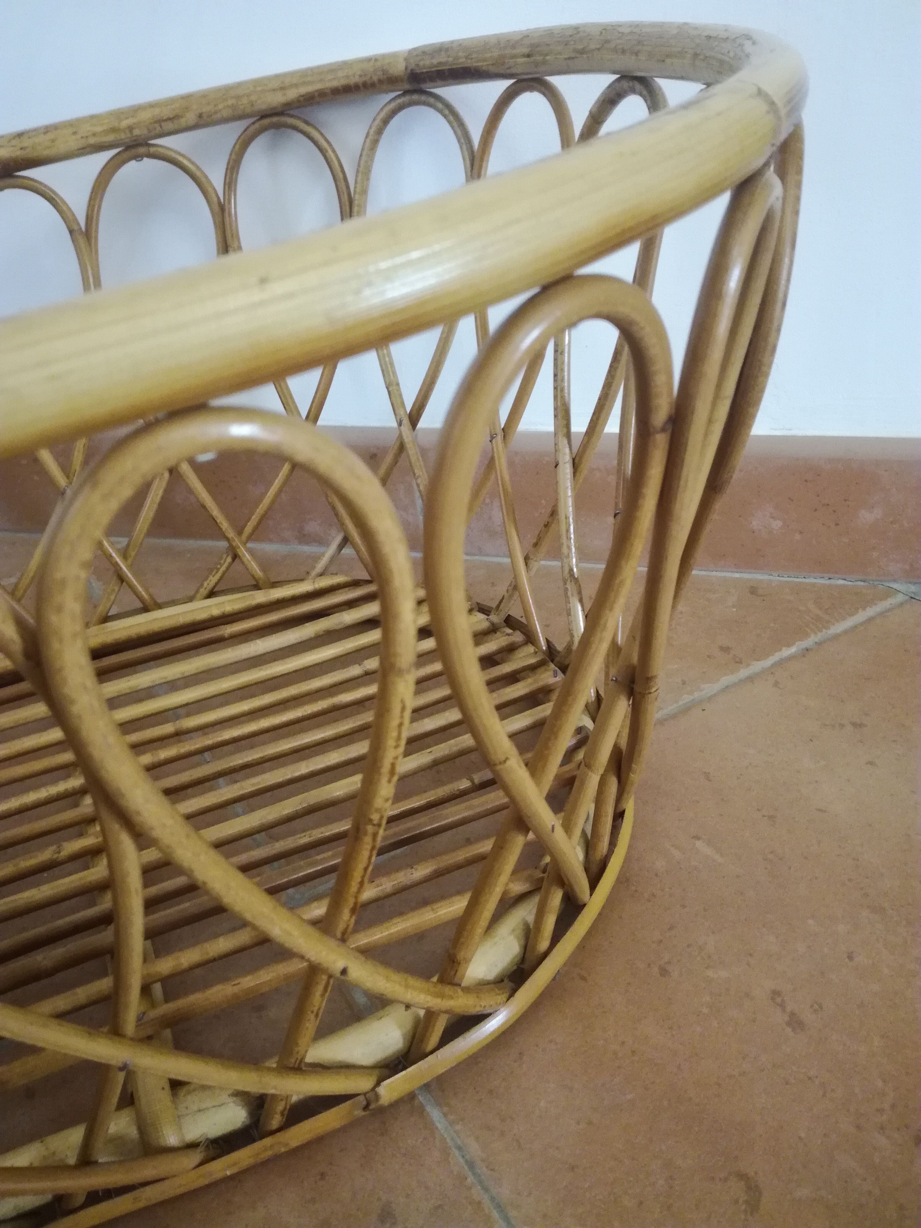Rattan cradle with its support