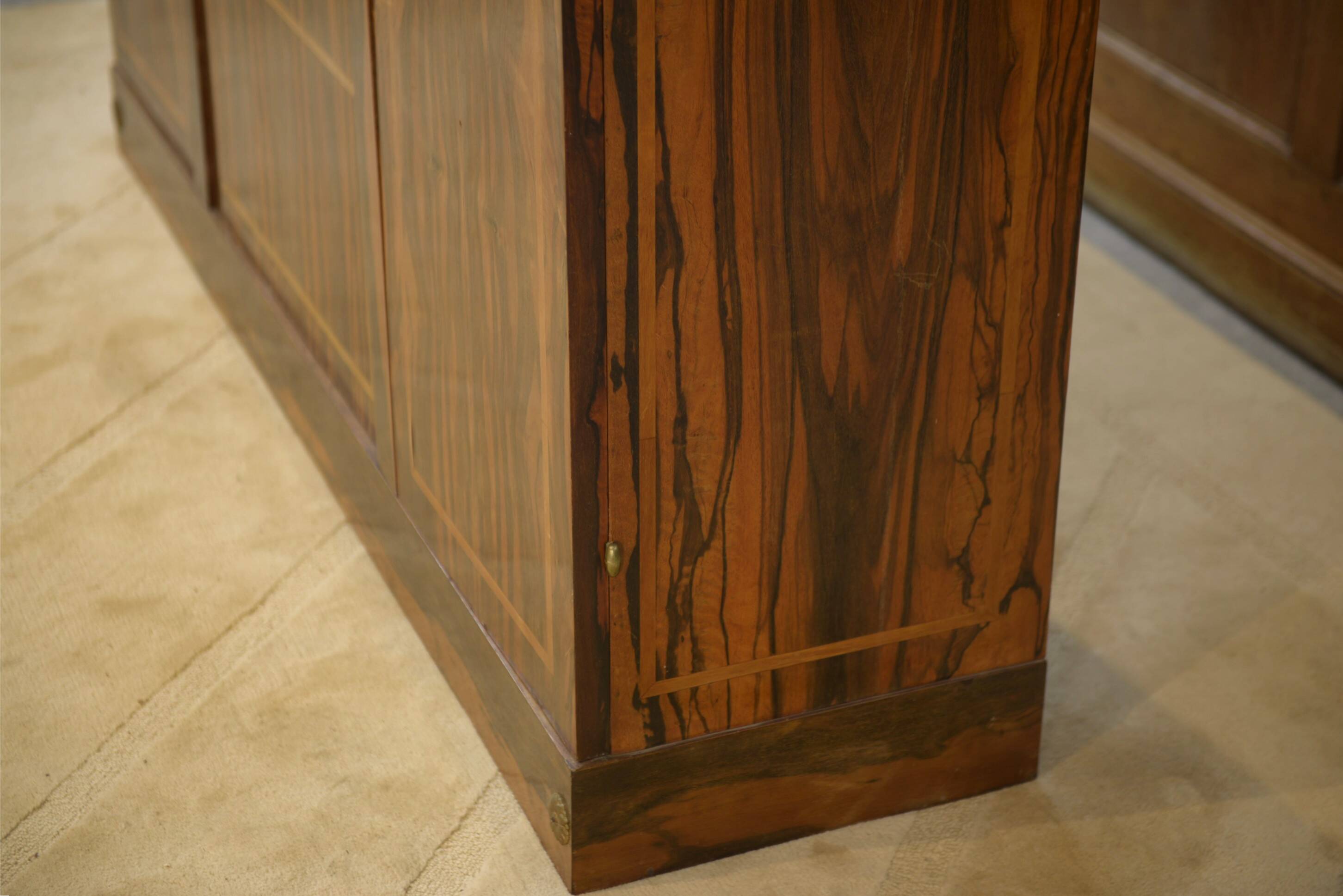 Armoire Art Déco néo-classique en placage d’ébène 1930’s