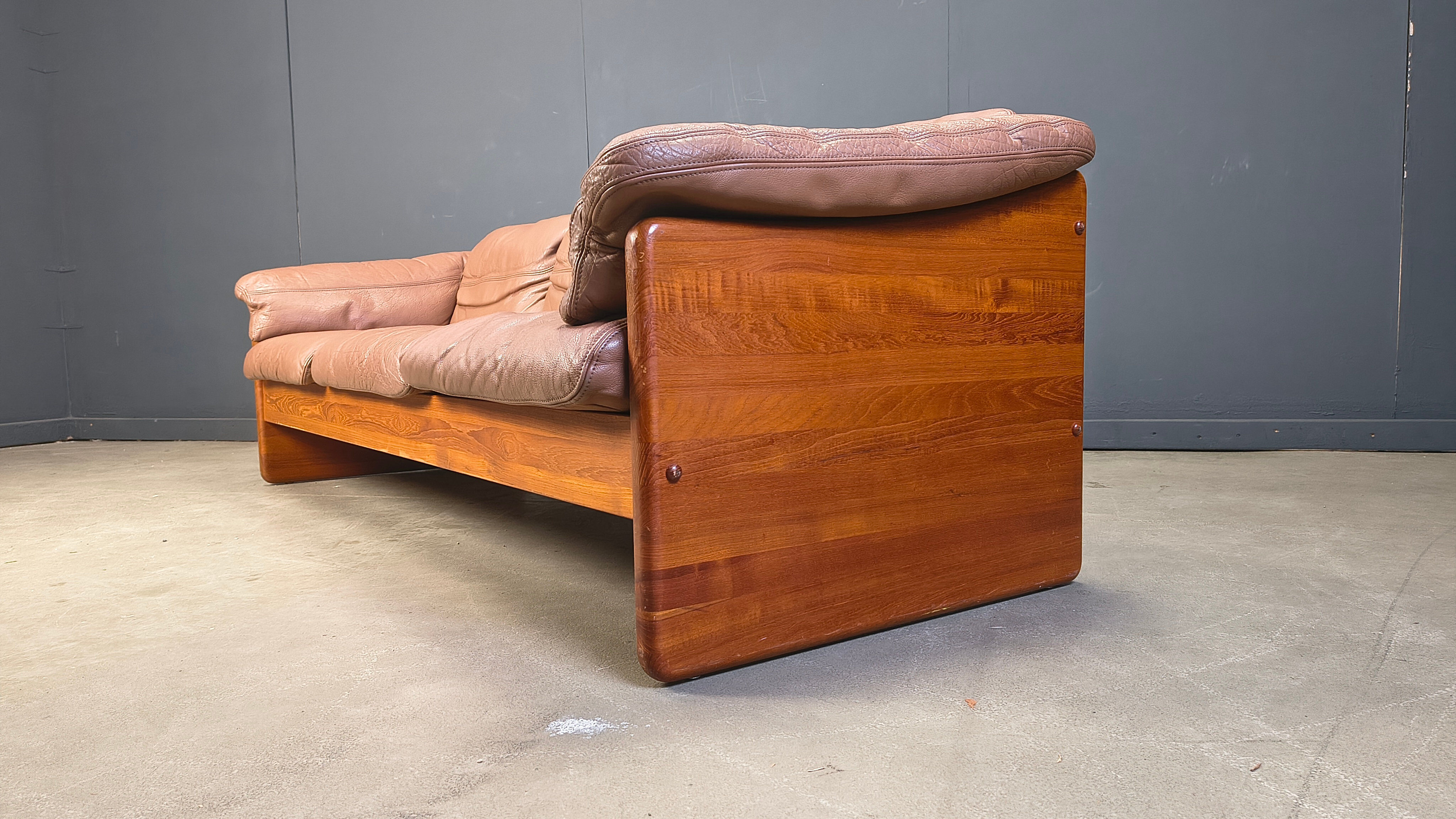 Canapé 3 places en cuir danois et teck par Mikael Laursen, années 1970.