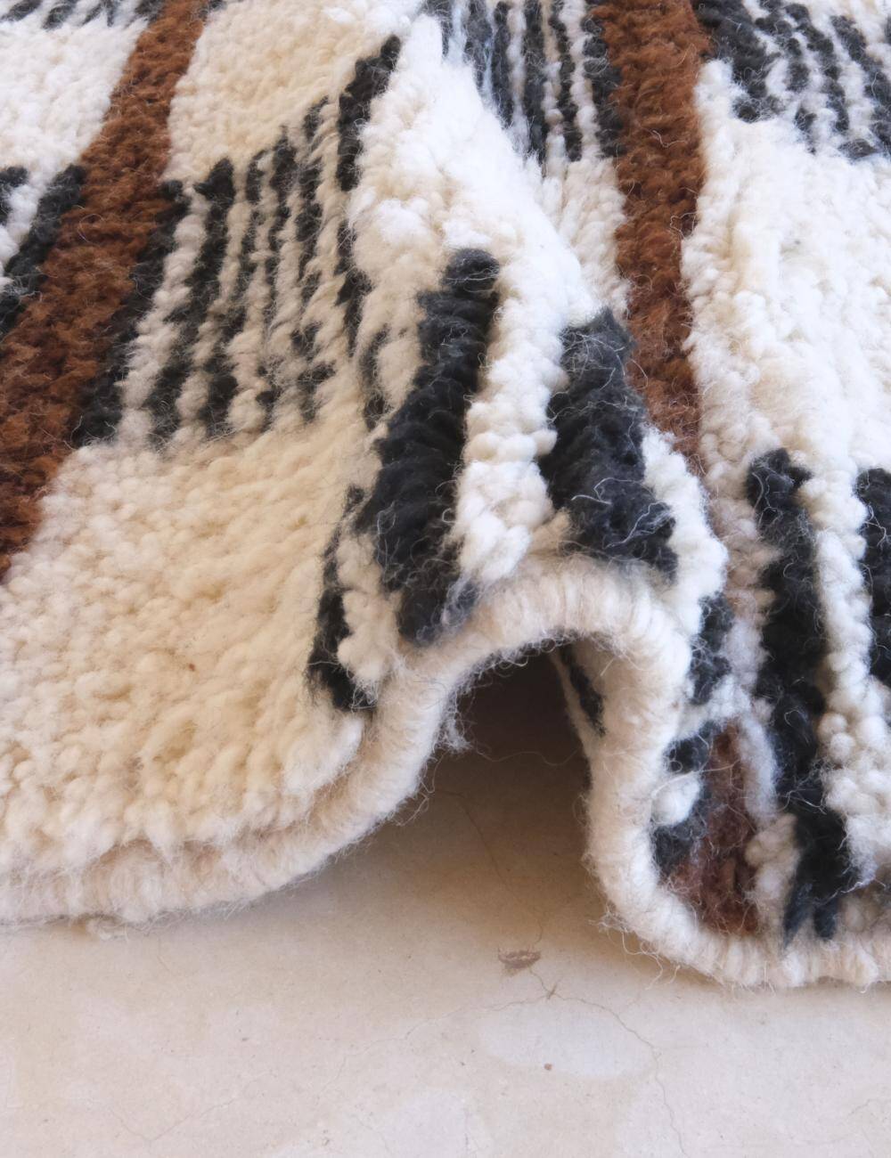 Contemporary Berber Rug - 273 x 192 cm