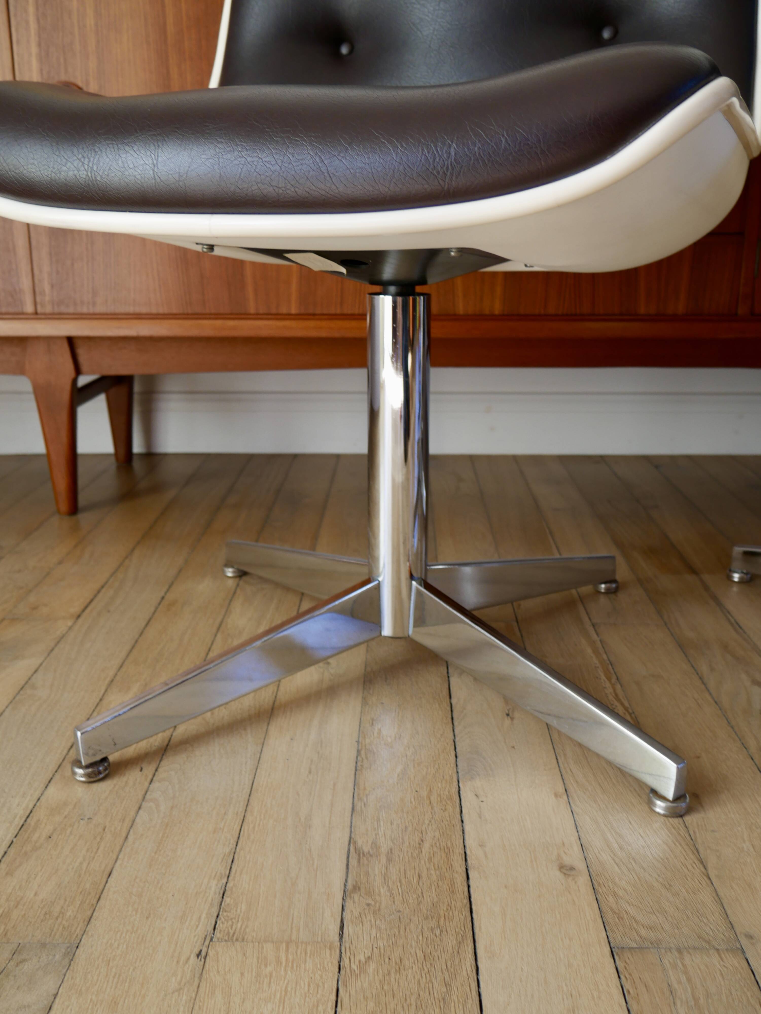 Set of 4 Executive Strafor shell chairs in leather, plastic and chrome 1970s