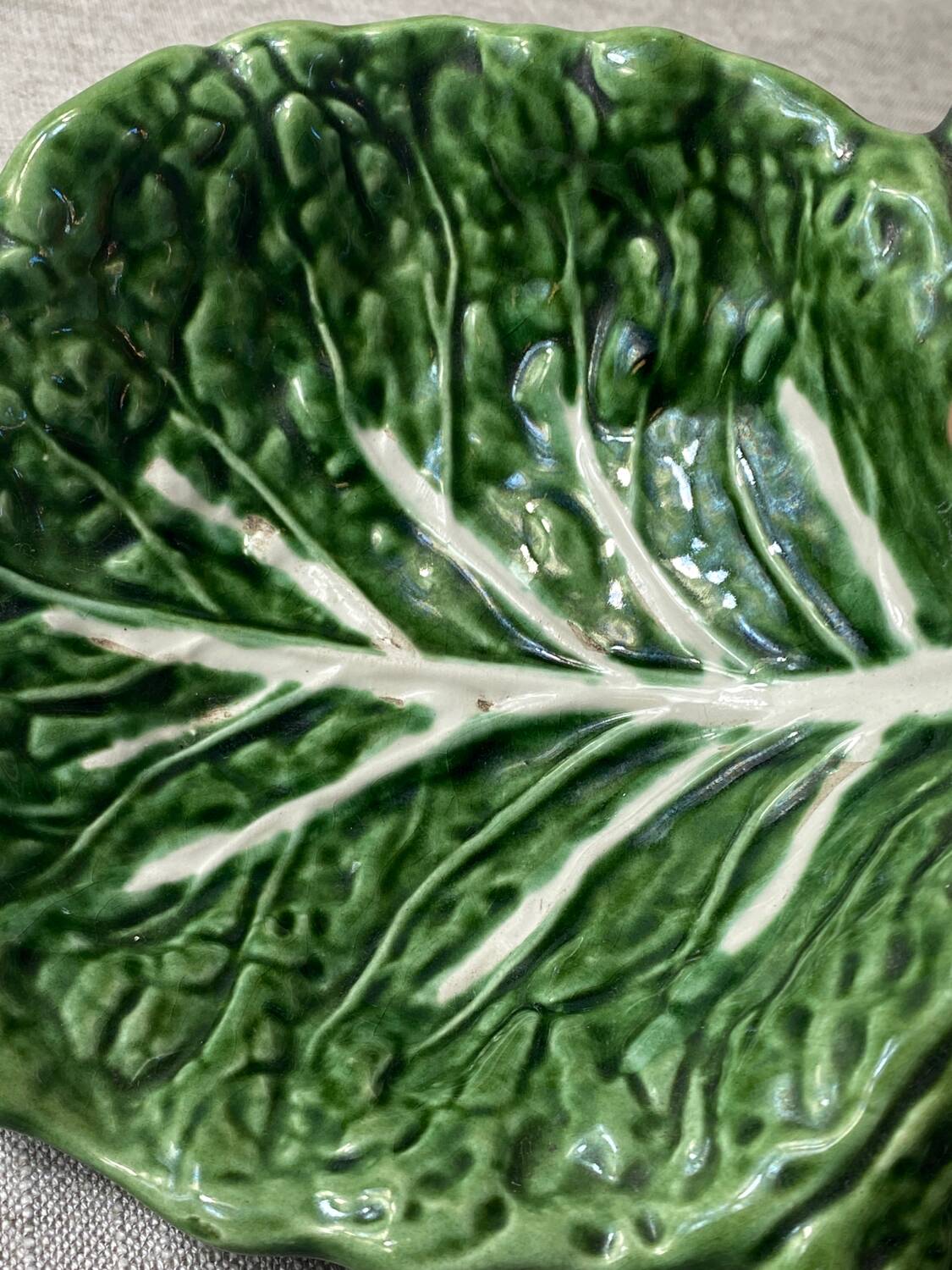 Cabbage leaf serving dish in majolica