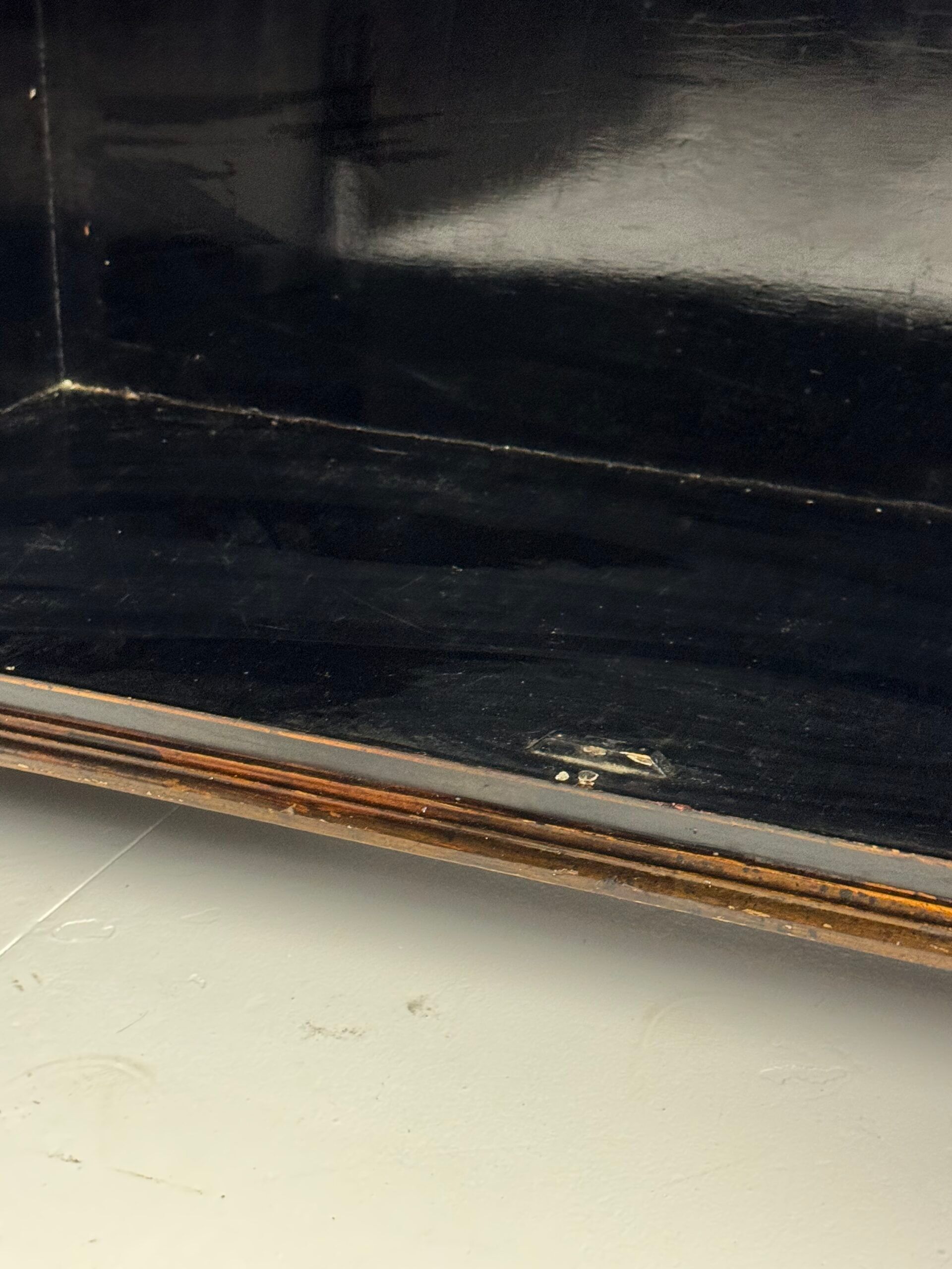 Cabinet laqué chinoiserie du 20e siècle anglais