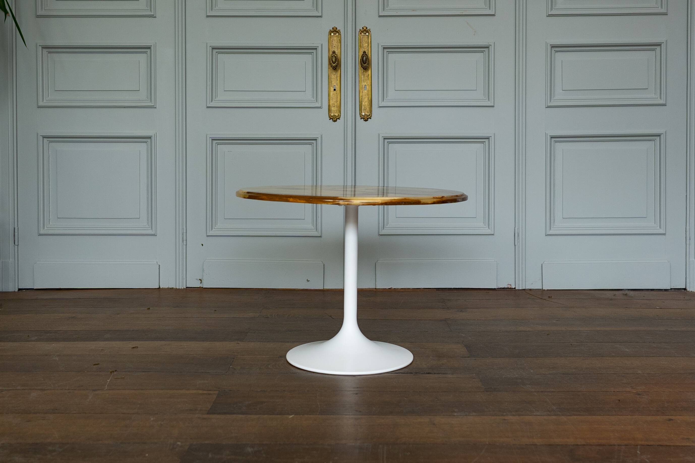 Onyx side table with tulip base