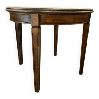 Round dining table