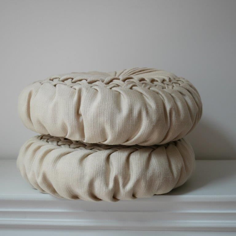 Set of 2 pleated round cushions