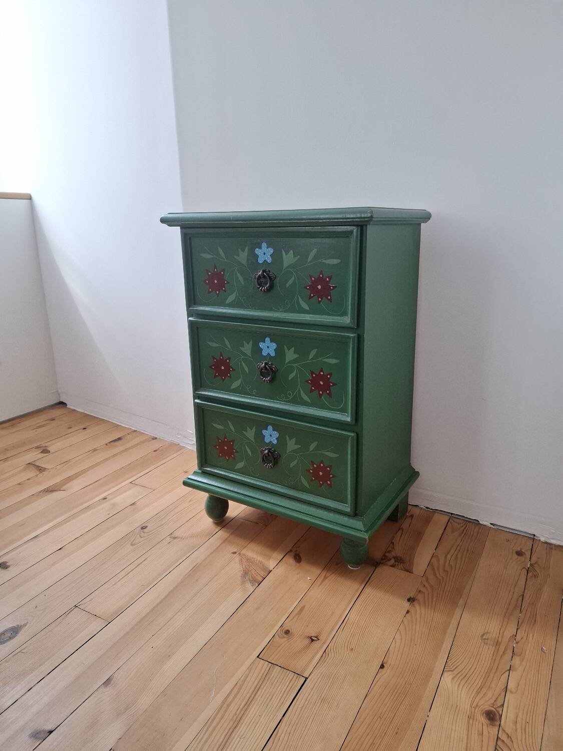 Petit meuble rangement naïf