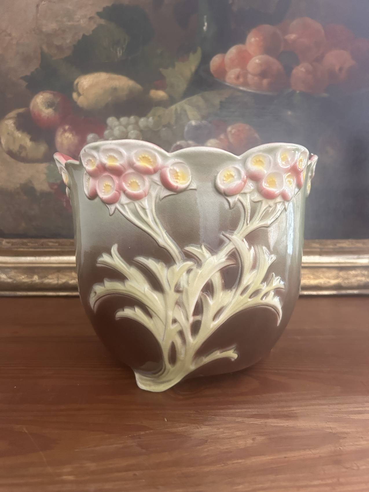 Antique cache-pot from the 1900s in majolica with a raised floral decoration in pink, very decorative.