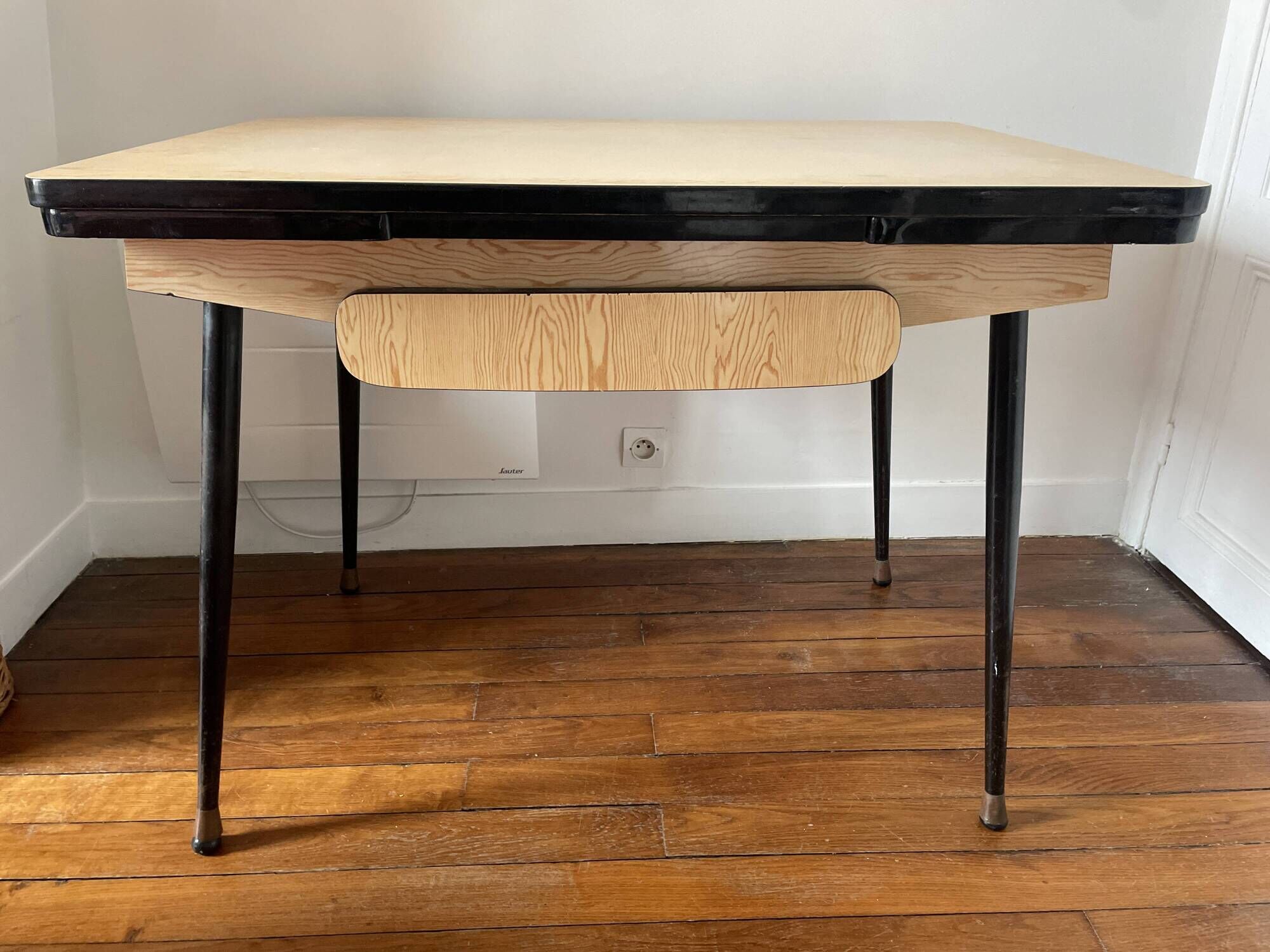 Table in Formica