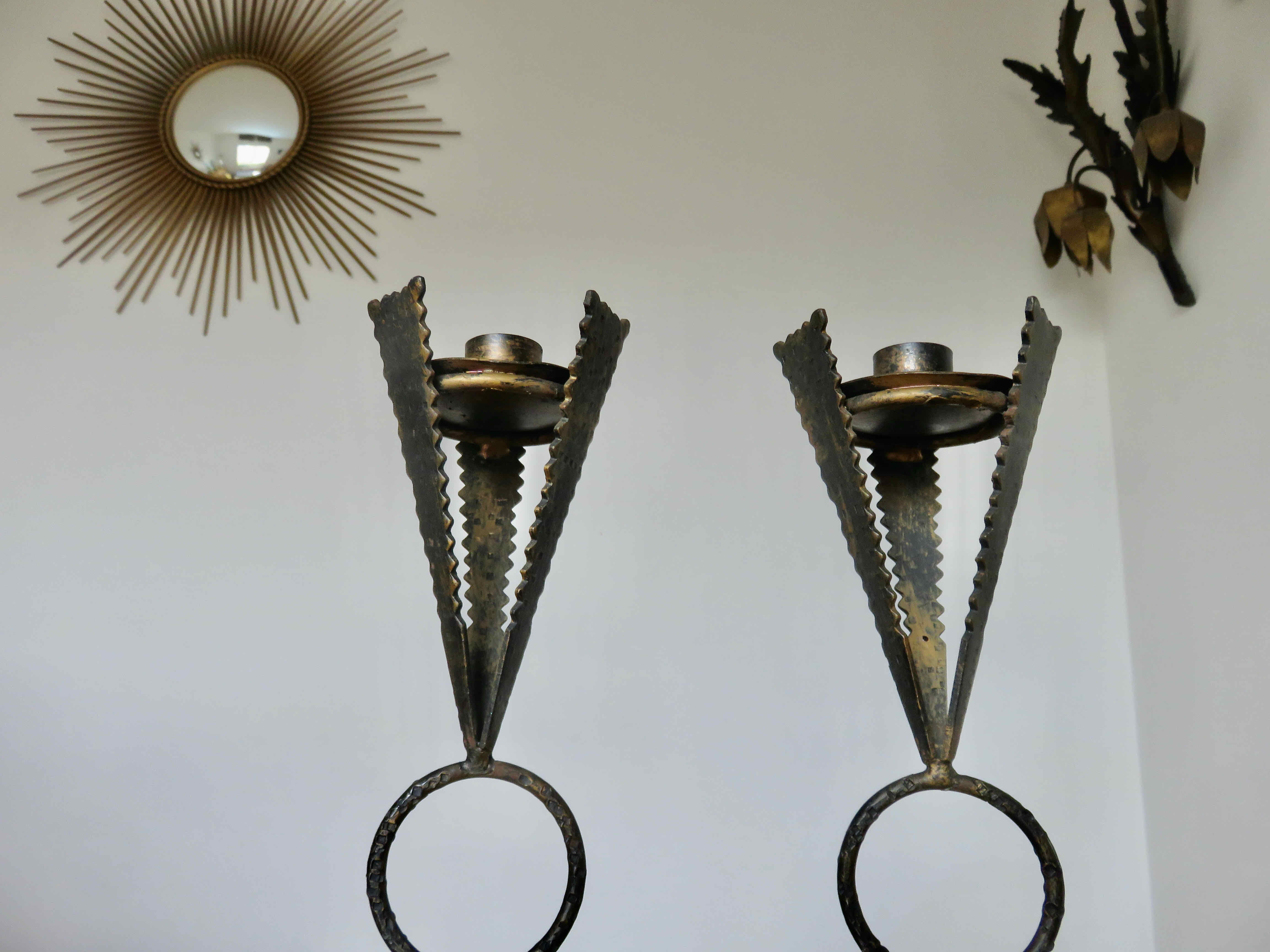 Pair of "brutalist" candlesticks in forged and hammered raw steel 70s