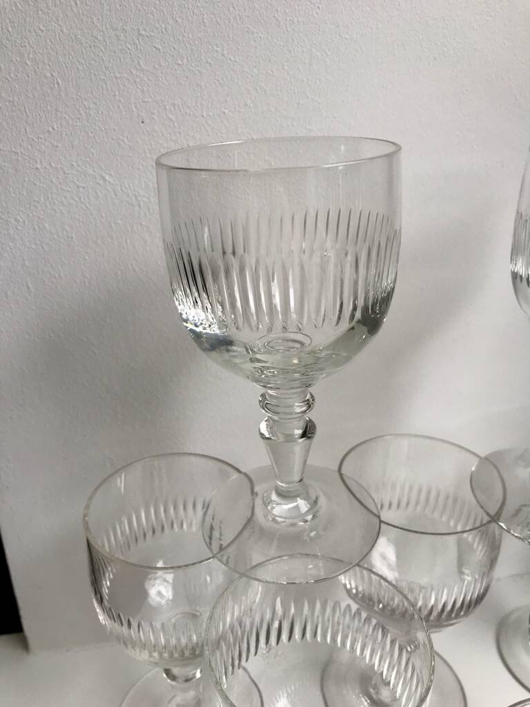 Ensemble de 8 verres à pied en verre moulé années 30 début XXème