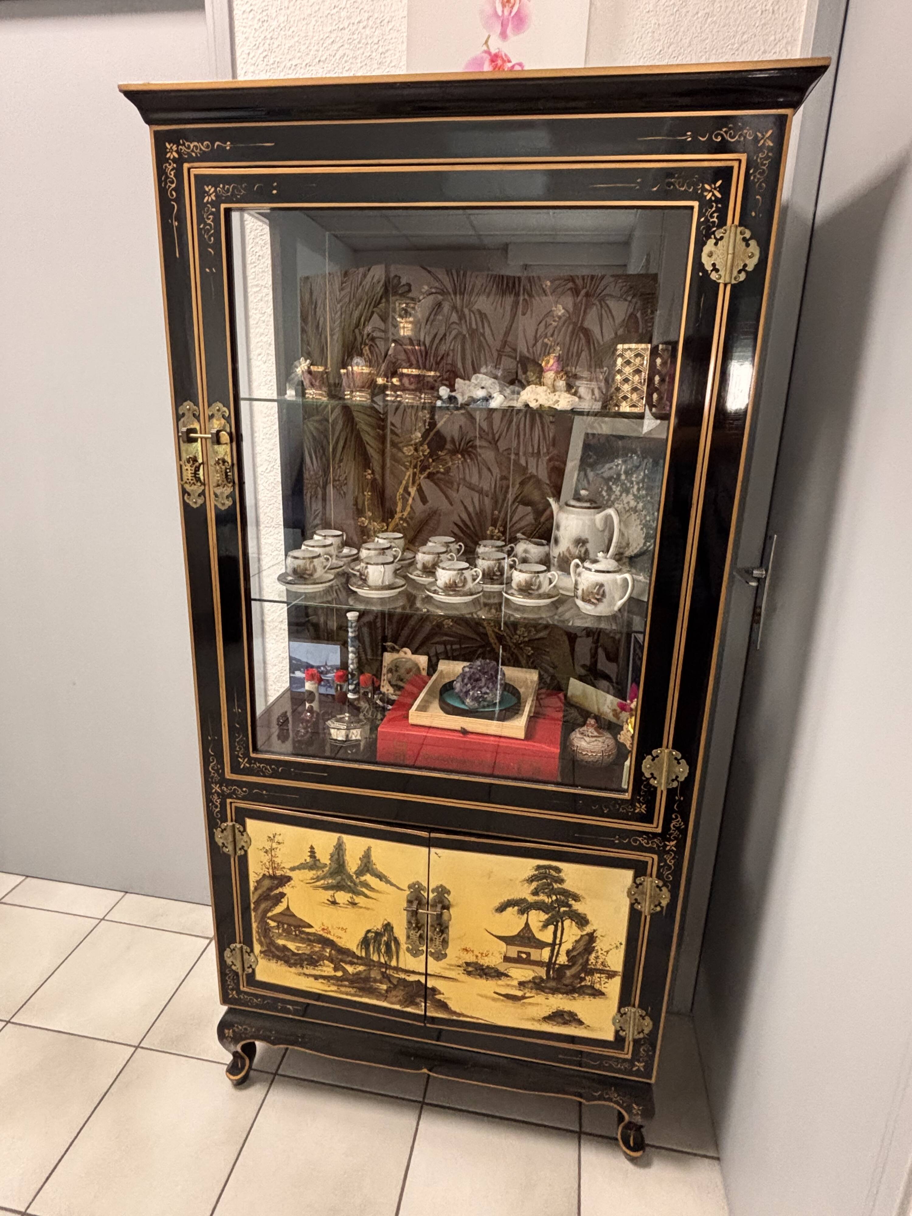 Large Asian Showcase in Black and Gold Lacquer - Display Cabinet