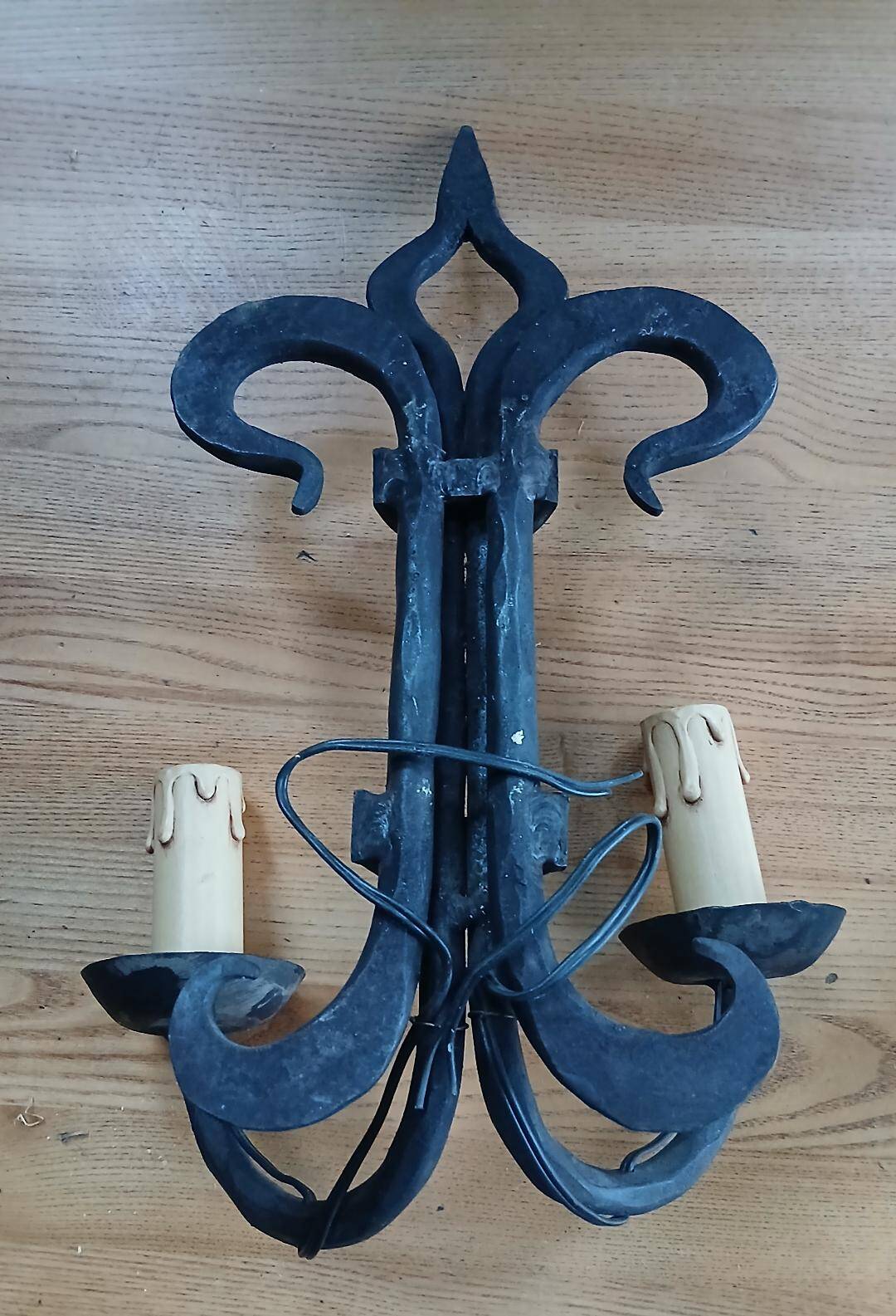 Paire d’appliques en fer forgé Lys de château Français