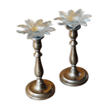 Paire de bougeoirs en laiton et bobèches en forme de fleur en verre opaque