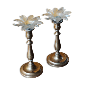 Paire de bougeoirs en laiton et bobèches en forme de fleur en verre opaque