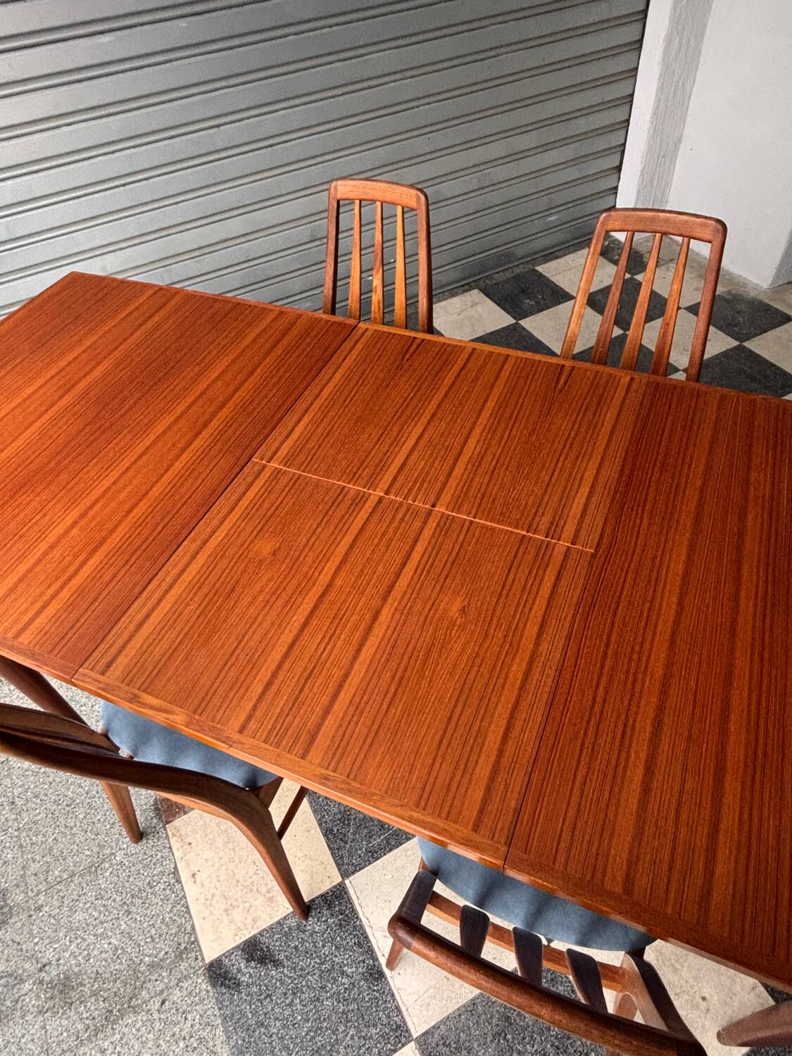 Extendable teak table